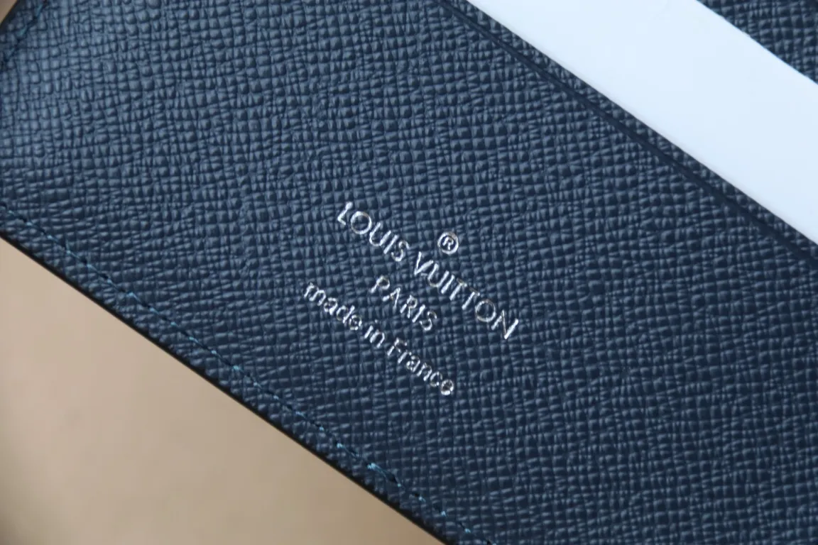 M30982 MULTIPLE WALLET💰280 This Multiple wallet uses traditional inlays, meticulously splicing Taïga leather, and then injects contemporary colors with V-shaped inlays to pay tribute to Louis Vuitton's heritage of craftsmanship. Equipped with card slots and compartments, it is a daily companion for modern people. 11.5 x 9 x 1.5 cm