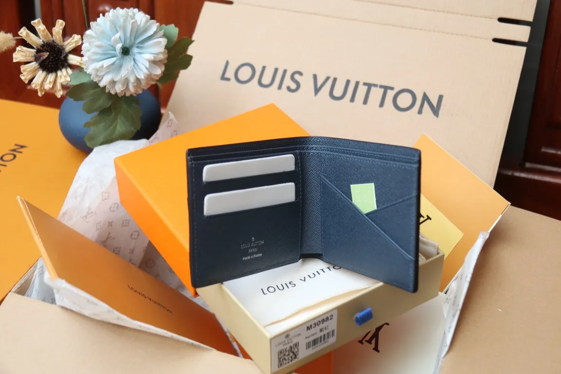 M30982 MULTIPLE WALLET💰280 This Multiple wallet uses traditional inlays, meticulously splicing Taïga leather, and then injects contemporary colors with V-shaped inlays to pay tribute to Louis Vuitton's heritage of craftsmanship. Equipped with card slots and compartments, it is a daily companion for modern people. 11.5 x 9 x 1.5 cm