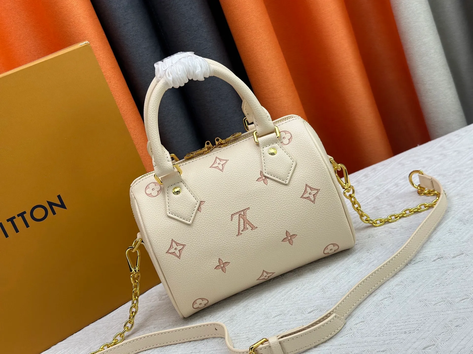 P260 upgraded original M58953 M46234 M46222 Speedy Bandoulière 20 handbag is made of soft coated canvas, and the full-length Monogram pattern is traced in colorful rainbow tones, highlighting the smart style of the Louis Vuitton x Murakami reissue series. The Toron handle and detachable shoulder strap are constructed of cow leather, the metal corners recall classic luggage elements, and the bow-shaped key bag and padlock add brand touches. Dimensions: 20.5 x 13.5 x 12.0 cm (length x height x width)