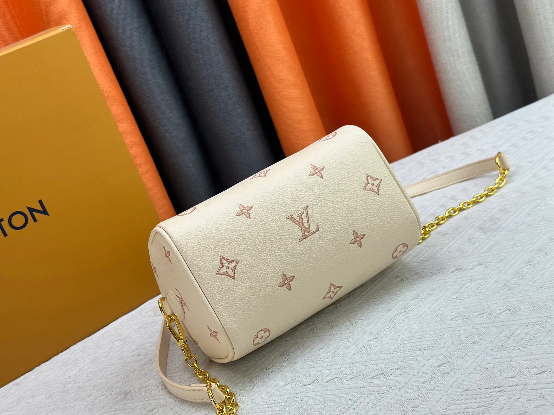 P260 upgraded original M58953 M46234 M46222 Speedy Bandoulière 20 handbag is made of soft coated canvas, and the full-length Monogram pattern is traced in colorful rainbow tones, highlighting the smart style of the Louis Vuitton x Murakami reissue series. The Toron handle and detachable shoulder strap are constructed of cow leather, the metal corners recall classic luggage elements, and the bow-shaped key bag and padlock add brand touches. Dimensions: 20.5 x 13.5 x 12.0 cm (length x height x width)