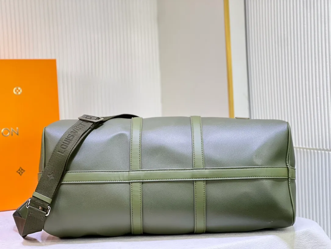 Batch 460 This Keepall travel bag is made of LV Aerogram cow leather to create a classic structure, witnessing Louis Vuitton's exquisite leather craftsmanship. The leather tag and jacquard shoulder strap reference the brand's travel heritage, and the carry-on size is perfect for weekend getaways. Item No. M21420 41416 57088 50x29x23 cm (Length x Height x Width) LV Aerogram Cow leather Cow leather trim Fabric lining Metal hardware Zipper closure Generous capacity Internal zipper pocket Leather Designation strap Shoulder strap: Removable, adjustable Strap half length: 36.0 cm Strap half length adjustable to: 50.0 cm Handle: Double handle