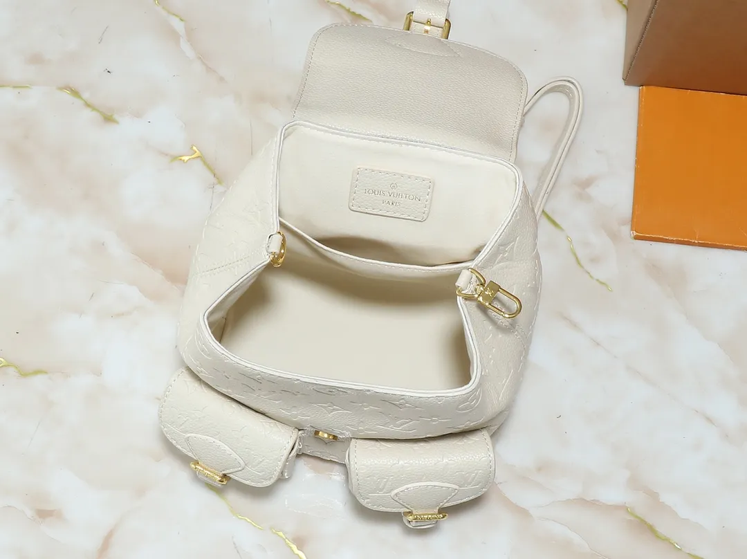 💰260💰Upgraded from the original M12987 M47074 M47072 M47106 This Backup backpack reinterprets the fresh tones of the LV Milky Way series with soft touches, using Monogram Empreinte leather with elegant metal hardware. Multiple pockets designed to easily store large wallets and travel essentials. Dimensions: 20.0 x 22.0 x 14.0 cm (length x height x width)