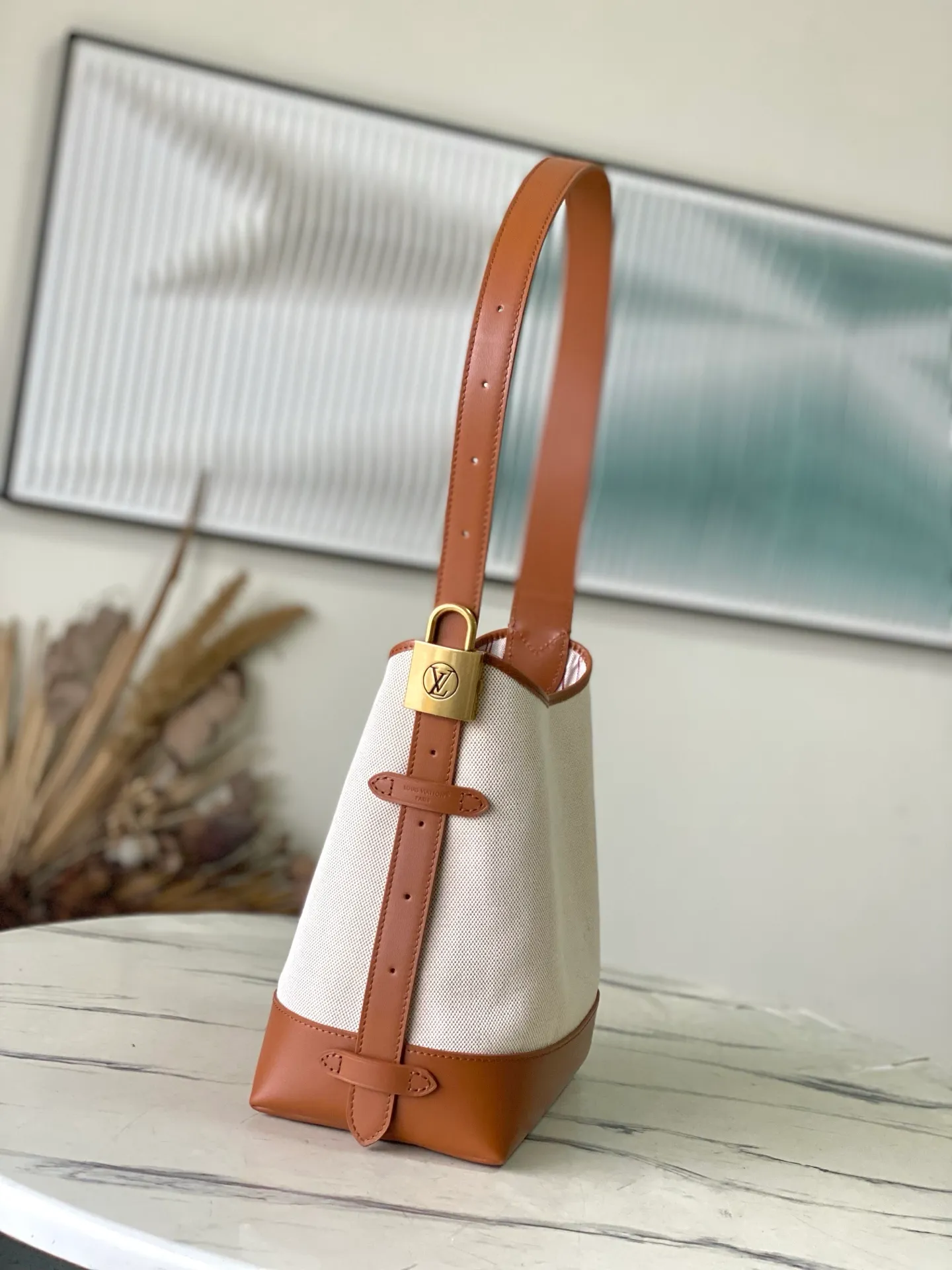 💰1180 Top original order M25468 This small LowKey Hobo handbag is made of canvas and cow leather, using texture contrast to interpret the elegant style of the new season. The distressed metal parts and removable Monogram zipper inner pocket recall the brand's trunk-making heritage, and the striped lining highlights the exquisite details. Dimensions: 24 × 28 × 16 cm