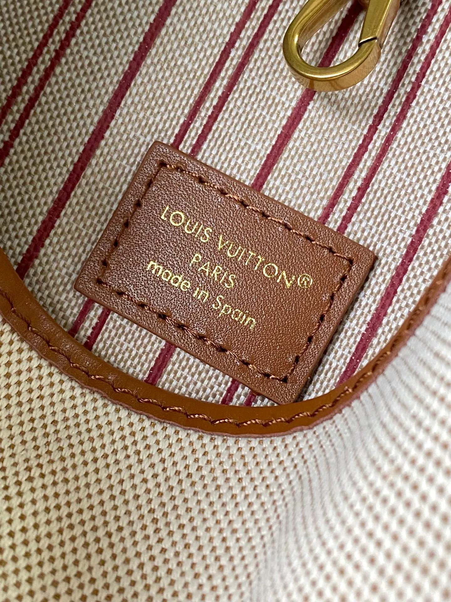 💰1180 Top original order M25468 This small LowKey Hobo handbag is made of canvas and cow leather, using texture contrast to interpret the elegant style of the new season. The distressed metal parts and removable Monogram zipper inner pocket recall the brand's trunk-making heritage, and the striped lining highlights the exquisite details. Dimensions: 24 × 28 × 16 cm