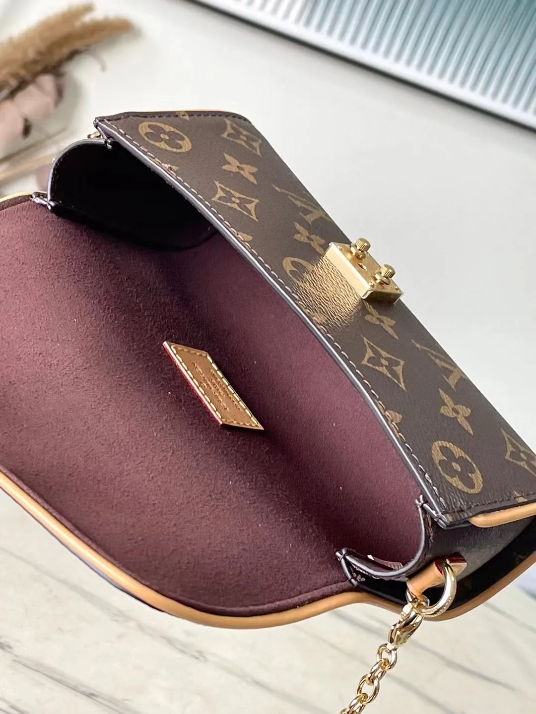 💰800 Top Original Order M13566 This Pochette Camille handbag is made of Monogram canvas, paying tribute to the original design that appeared in the Louis Vuitton 2000 spring and summer fashion show. The S-Lock buckle, LVCircle logo on the chain and contrasting WVN leather trim embody the brand's classic elements. The flexible and easy-to-wear construction can be worn cross-body, over the shoulder or by hand. Dimensions: 20.5 × 11 × 6 cm