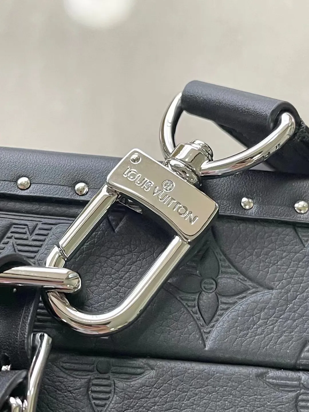 💰1680 (top-grain leather) top-quality original M12876 Clutch Box handbag uses Monogram Shadow embossed leather to pay tribute to Louis Vuitton's box-making heritage. It is equipped with a detachable and adjustable fabric shoulder strap, allowing you to switch between shoulder and cross-body. Leather trim, metal rivets and S-lock provide a modern touch, and the interior features an accordion compartment and patch pockets. Dimensions: 24 × 16.5 × 8 cm