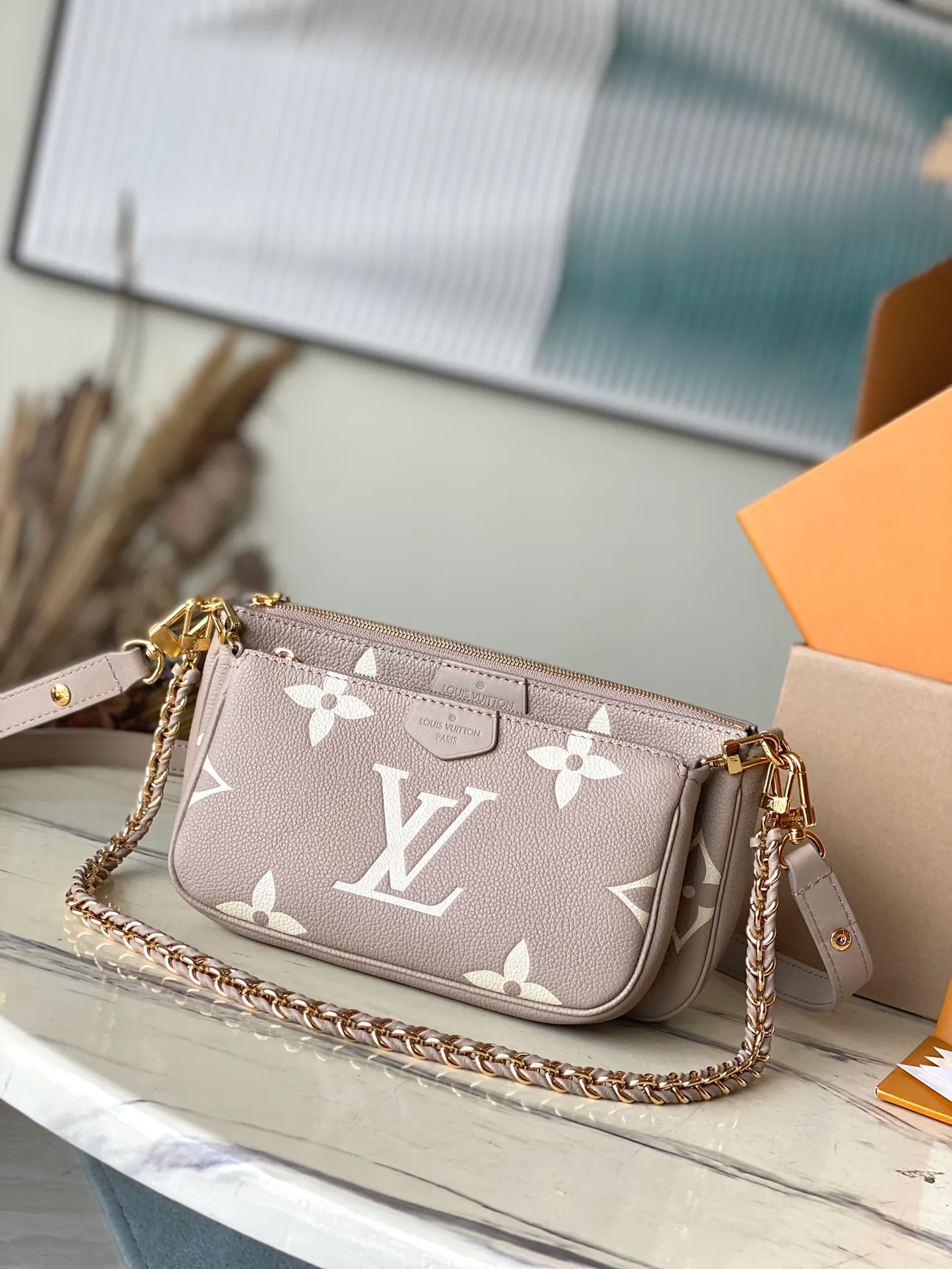 💰940 (top layer leather) top original order M45777 gray. Support counter inspection. Photos taken of duty-free goods are consistent with the product without unpacking. This product is an exclusive duty-free product in the market and is the highest-end product. Inspection is supported. This product has passed strict inspection and is flawless. Please wear gloves when touching the product. This product is not returnable or exchangeable. Please confirm the product first and then remove the label on the handle. This product is temporarily not open to the public, only regular customers, and is in short supply. Dimensions: 25 x 14.5 x 4.5 cm
