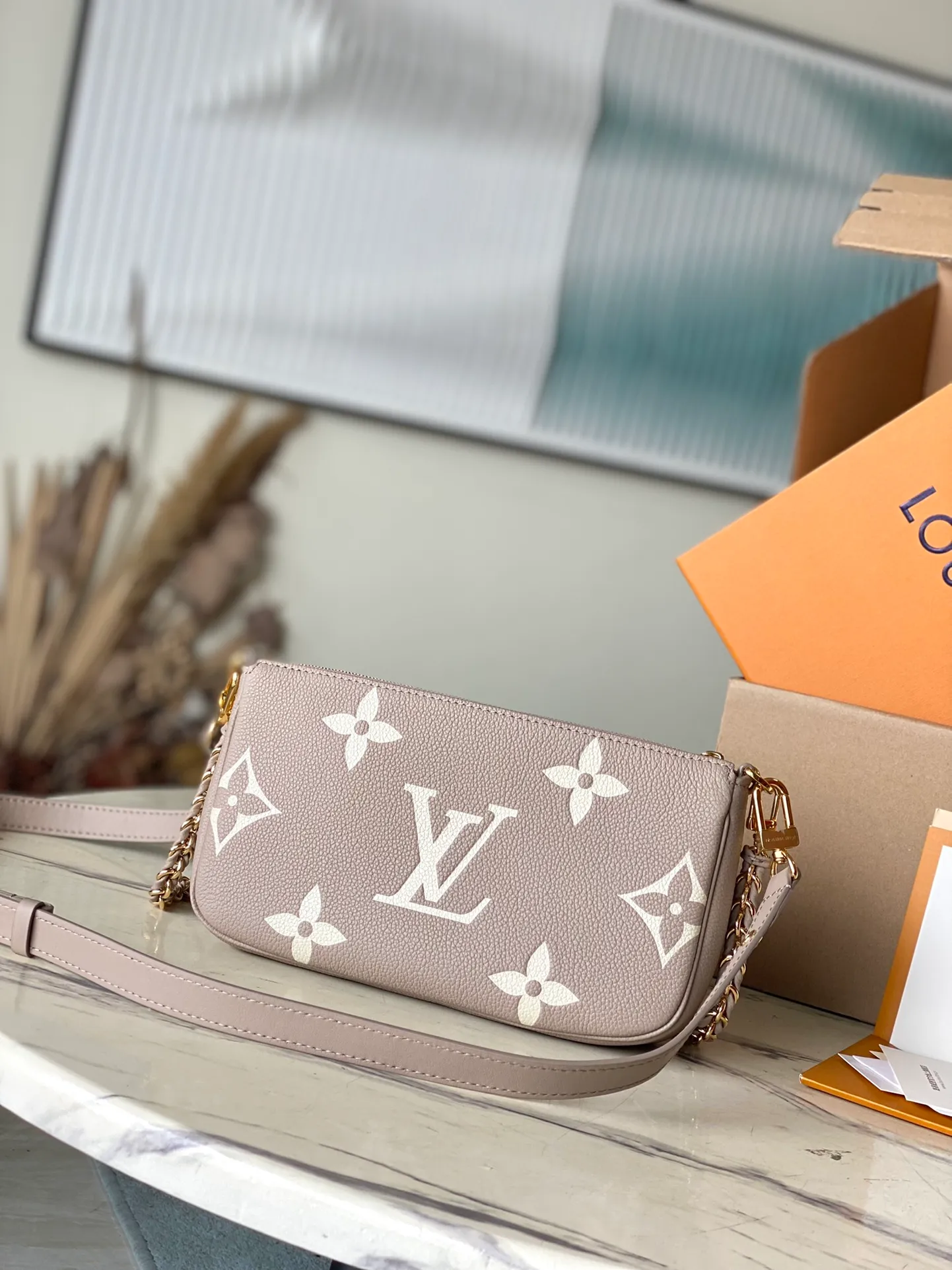 💰940 (top layer leather) top original order M45777 gray. Support counter inspection. Photos taken of duty-free goods are consistent with the product without unpacking. This product is an exclusive duty-free product in the market and is the highest-end product. Inspection is supported. This product has passed strict inspection and is flawless. Please wear gloves when touching the product. This product is not returnable or exchangeable. Please confirm the product first and then remove the label on the handle. This product is temporarily not open to the public, only regular customers, and is in short supply. Dimensions: 25 x 14.5 x 4.5 cm