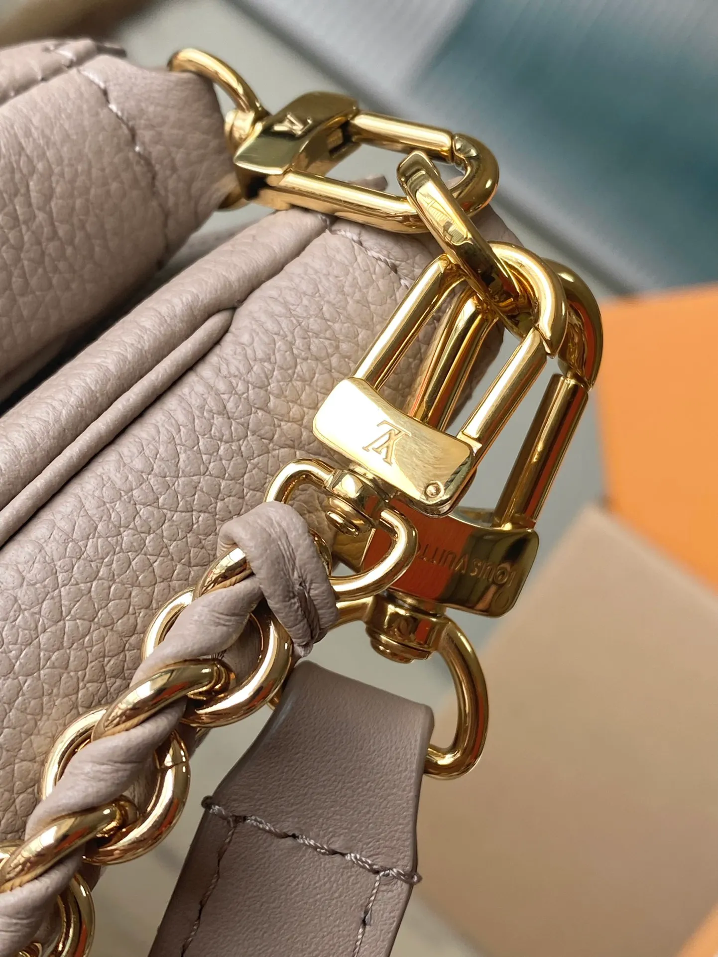 💰940 (top layer leather) top original order M45777 gray. Support counter inspection. Photos taken of duty-free goods are consistent with the product without unpacking. This product is an exclusive duty-free product in the market and is the highest-end product. Inspection is supported. This product has passed strict inspection and is flawless. Please wear gloves when touching the product. This product is not returnable or exchangeable. Please confirm the product first and then remove the label on the handle. This product is temporarily not open to the public, only regular customers, and is in short supply. Dimensions: 25 x 14.5 x 4.5 cm