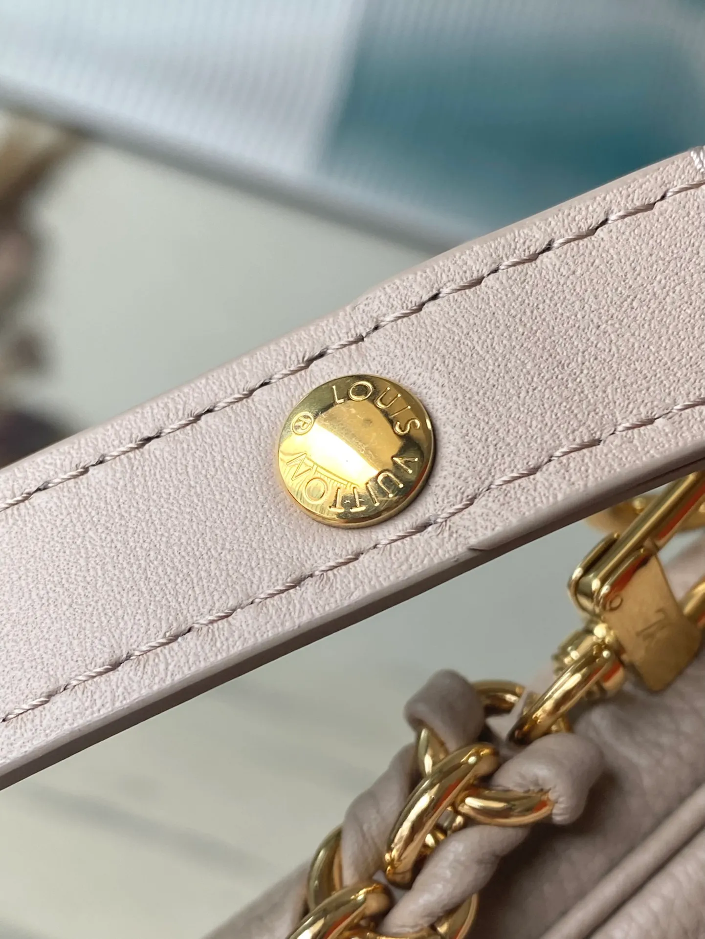 💰940 (top layer leather) top original order M45777 gray. Support counter inspection. Photos taken of duty-free goods are consistent with the product without unpacking. This product is an exclusive duty-free product in the market and is the highest-end product. Inspection is supported. This product has passed strict inspection and is flawless. Please wear gloves when touching the product. This product is not returnable or exchangeable. Please confirm the product first and then remove the label on the handle. This product is temporarily not open to the public, only regular customers, and is in short supply. Dimensions: 25 x 14.5 x 4.5 cm