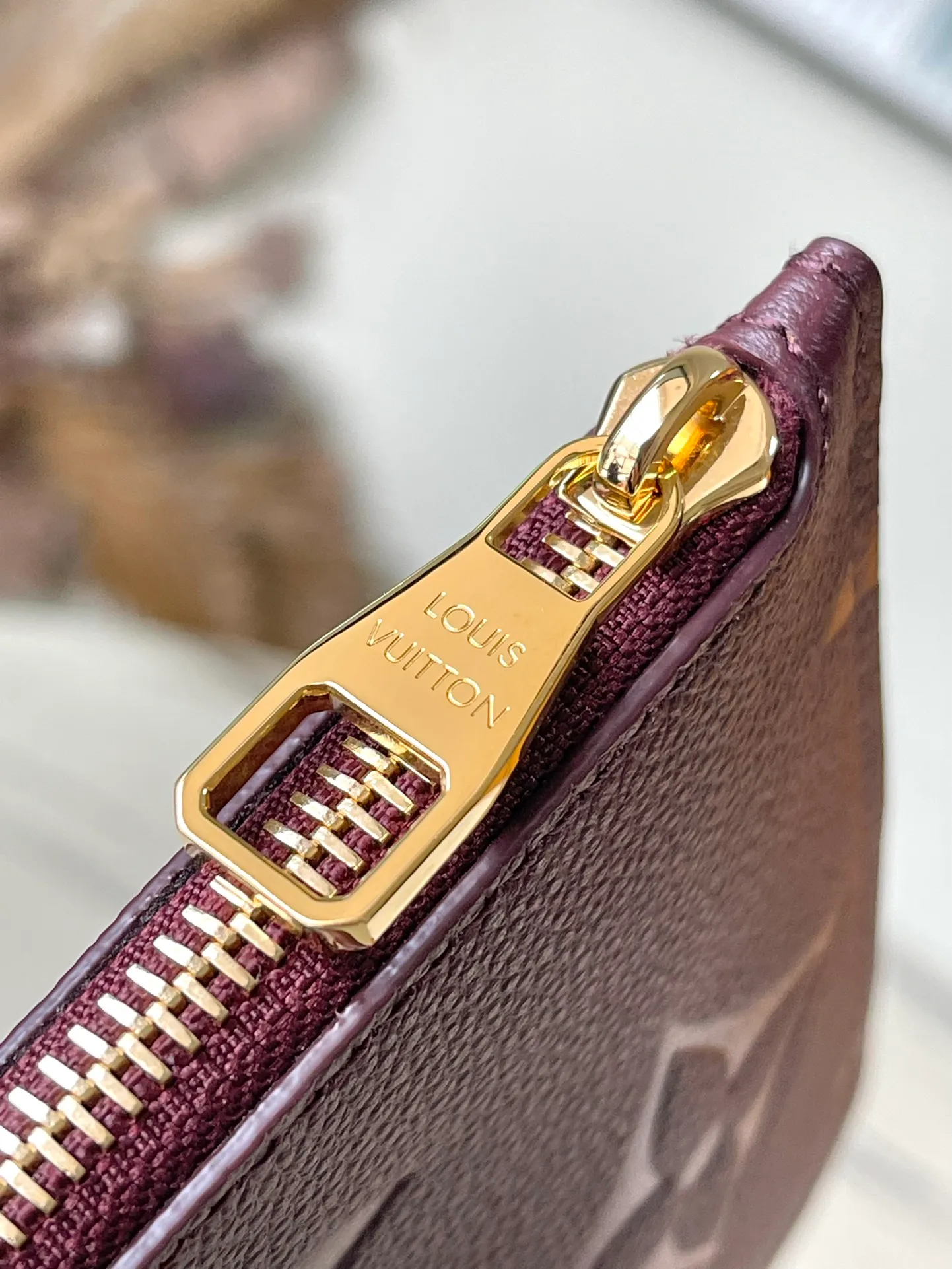 💰1180 (top layer leather) top original order M45686 burgundy. Counter inspection is supported. The photo taken of duty-free goods is consistent with the product without unpacking. This product is an exclusive duty-free product in the market and is the highest-end product. Inspection is supported. This product has passed strict inspection and is flawless. Please wear gloves when touching the product. This product is not returnable or exchangeable. Please confirm the product first and then remove the label on the handle. This product is temporarily not open to the public, only regular customers, and is in short supply. Dimensions: 31 x 28 x 14 cm