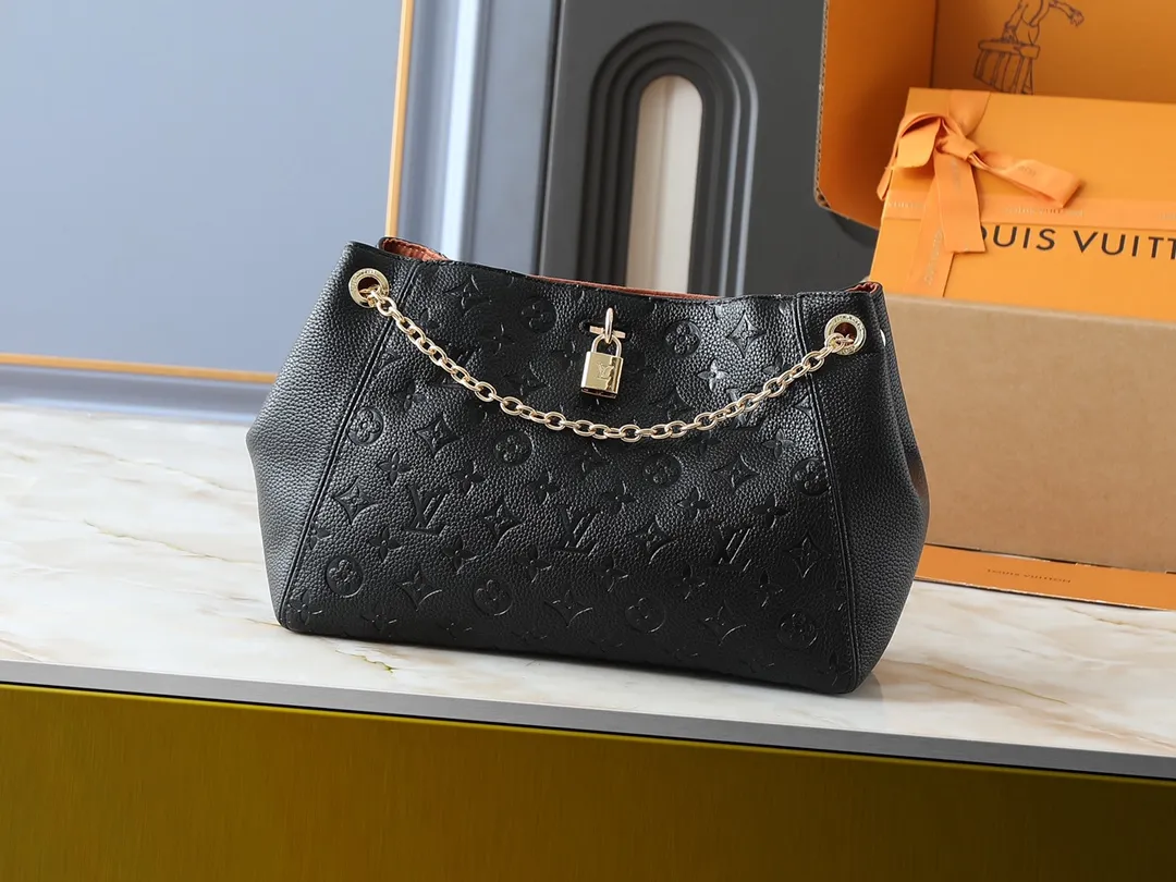 💰260💰Upgraded from the original M14324 M14414 M14659. This Anytime small handbag goes back to the Promenade handbag that was born in 1988. It uses modern touches to create a chic choice for both day and night. Monogram Empreinte leather creates ample space for storing daily necessities. The LV padlock can also be hung from the sliding chain shoulder strap, allowing you to easily explore a variety of styling possibilities and carrying methods. Dimensions: 34.0 x 20.0 x 13.0 cm (length x height x width)