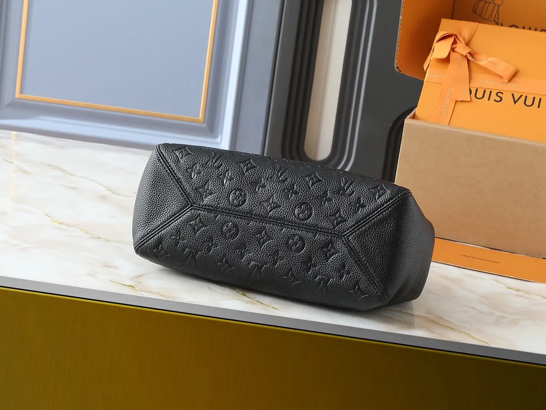 💰260💰Upgraded from the original M14324 M14414 M14659. This Anytime small handbag goes back to the Promenade handbag that was born in 1988. It uses modern touches to create a chic choice for both day and night. Monogram Empreinte leather creates ample space for storing daily necessities. The LV padlock can also be hung from the sliding chain shoulder strap, allowing you to easily explore a variety of styling possibilities and carrying methods. Dimensions: 34.0 x 20.0 x 13.0 cm (length x height x width)