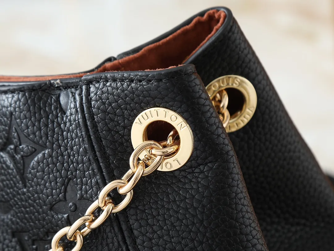 💰260💰Upgraded from the original M14324 M14414 M14659. This Anytime small handbag goes back to the Promenade handbag that was born in 1988. It uses modern touches to create a chic choice for both day and night. Monogram Empreinte leather creates ample space for storing daily necessities. The LV padlock can also be hung from the sliding chain shoulder strap, allowing you to easily explore a variety of styling possibilities and carrying methods. Dimensions: 34.0 x 20.0 x 13.0 cm (length x height x width)