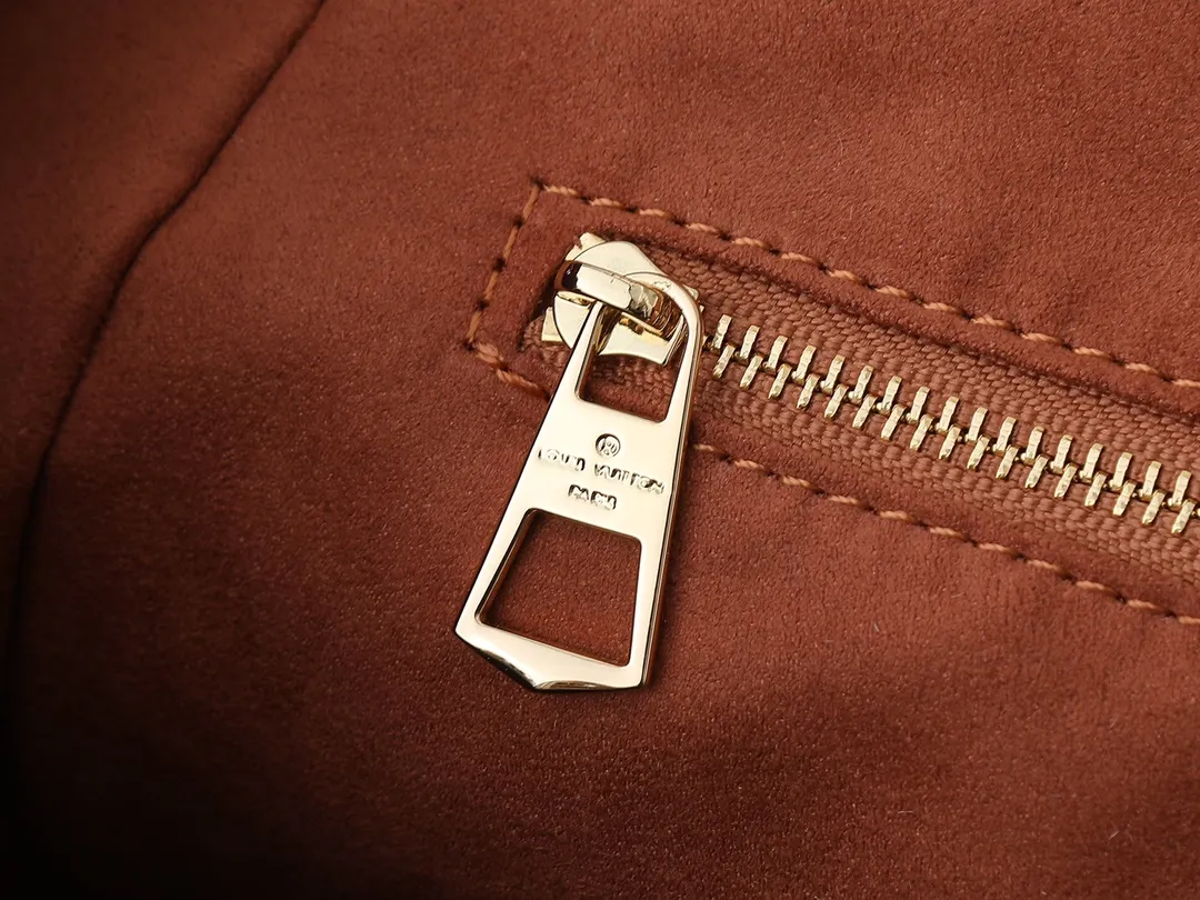 💰260💰Upgraded from the original M14324 M14414 M14659. This Anytime small handbag goes back to the Promenade handbag that was born in 1988. It uses modern touches to create a chic choice for both day and night. Monogram Empreinte leather creates ample space for storing daily necessities. The LV padlock can also be hung from the sliding chain shoulder strap, allowing you to easily explore a variety of styling possibilities and carrying methods. Dimensions: 34.0 x 20.0 x 13.0 cm (length x height x width)