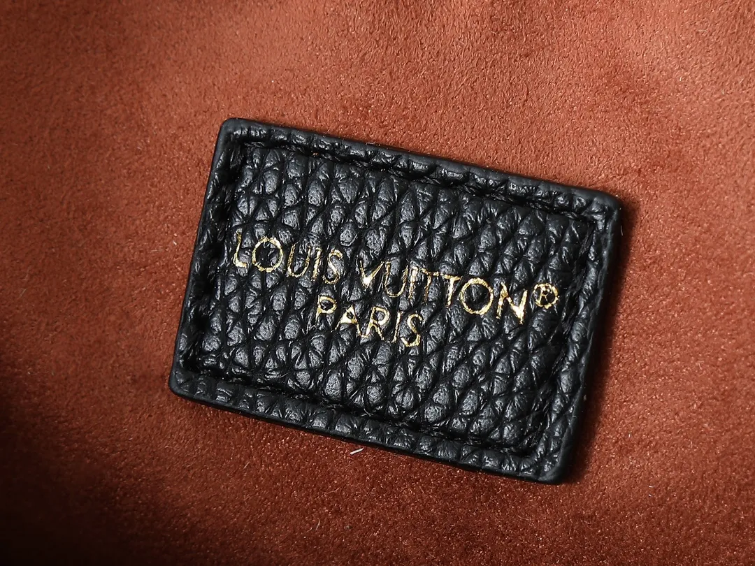 💰260💰Upgraded from the original M14324 M14414 M14659. This Anytime small handbag goes back to the Promenade handbag that was born in 1988. It uses modern touches to create a chic choice for both day and night. Monogram Empreinte leather creates ample space for storing daily necessities. The LV padlock can also be hung from the sliding chain shoulder strap, allowing you to easily explore a variety of styling possibilities and carrying methods. Dimensions: 34.0 x 20.0 x 13.0 cm (length x height x width)