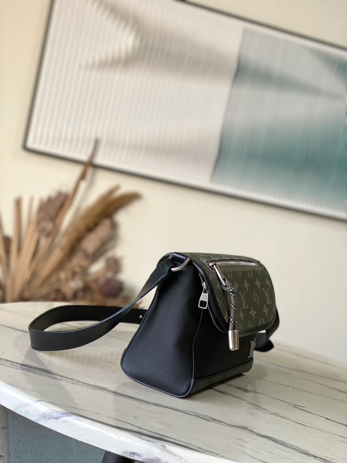 💰940 (top layer leather) top original order M12625 Pulse messenger bag uses grain leather and Monogram canvas to interpret the modern style. The corded zipper pulls for a sporty feel, allowing you to easily open the outer pocket above the flap, while a zippered pocket is hidden underneath the flap, and the leather shoulder strap can be adjusted in length through the side loops. Dimensions: 26.6 × 17 × 11 cm