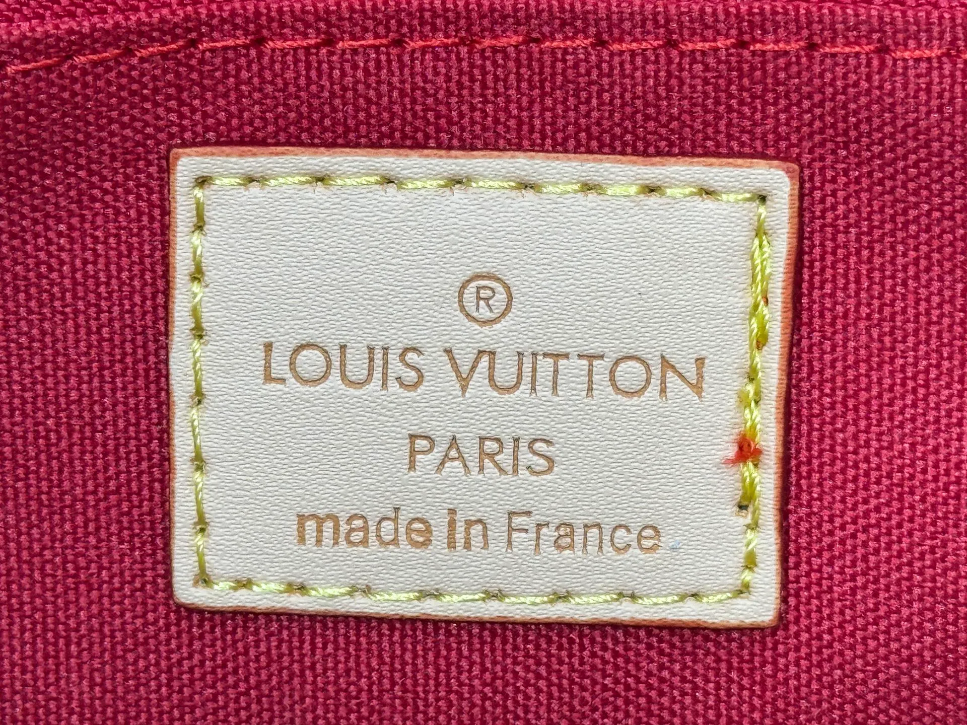 P240 Upgraded original M01898 M01900 M01922 M46373 M44571 This Mon Monogram series injects individuality and ingenuity into Monogram canvas, renewing the classic style of the OnTheGo small handbag. Add patches, stripes and exclusive lettering to create a fun and unique option. Toron leather handles and adjustable leather shoulder strap allow for a variety of carrying options. Dimensions: 25.0 x 19.0 x 11.5 cm (length x height x width)
