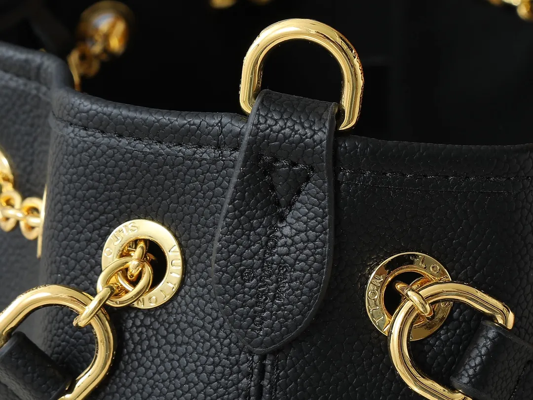 💰260💰Upgraded original version ✨M11283 M25453 M47209 M46545 M46492 This Summer Bundle handbag is from the Dégradé series. The new drawstring design adds a summer atmosphere. The Monogram Empreinte embossed leather bag features a gradient tone to brighten any seasonal look. The double handles and detachable cross-body strap provide a variety of stylish carrying options, making it a great companion for travel day and night. Detailed features: 28 x 20 x 11.5 (Length x Height x Width)