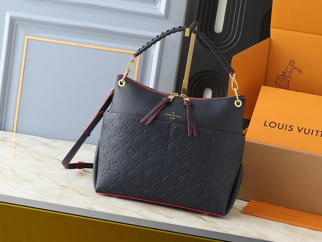💰240💰Upgraded from the original M45522, 43170. This MONOGRAM canvas material is a new style of Melie handbag, a fashionable must-have item. Veau Cachemire leather material. Full leather embossed woven wrist double bag shopping bag. Lightweight and comfortable to carry. Unique vertical and narrow shape with modern style. Zipper pocket with metal engraved zipper puller for more personality. Size: 33x16x30cm