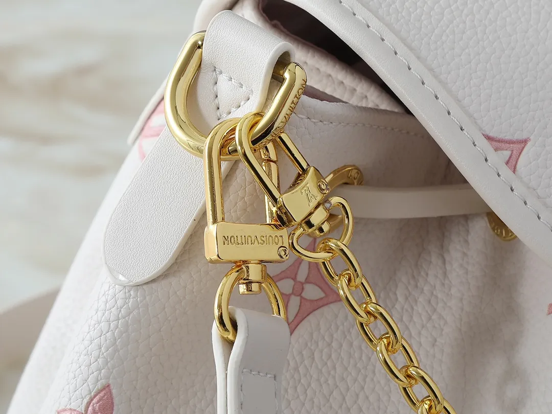 💰300💰The upgraded original M25554 M25085 Odyssée handbag is from the 2025 early autumn series, cleverly recalling the Excursion backpack design of the 2024 Cruise early spring series, paying tribute to Louis Vuitton's travel heritage with a classic touch. The cowhide leather body is decorated with the Monogram Bold pattern, and the decorative buckle and detachable chain are the finishing touches. The side pockets allow you to easily carry your keys or lipstick. Dimensions: 27.0 x 17.0 x 12.0 cm (length x height x width)