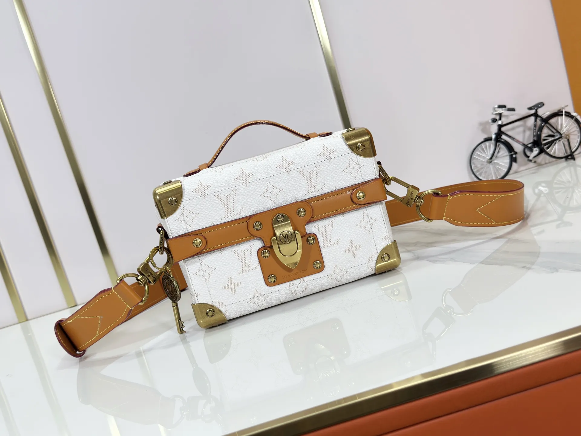 P320 Upgraded Original M15035 M13871 M11743 M11516 M11535 M12686 This Soul Trunk handbag is crafted by Pharrell Williams and is made of flexible LV Colorado cow leather with a grained texture. The Tumbler's magnetic clasp, rivets and top handles harken back to classic hard case elements, while a removable and adjustable shoulder strap completes the sophisticated details. Size: 19x15x7cm