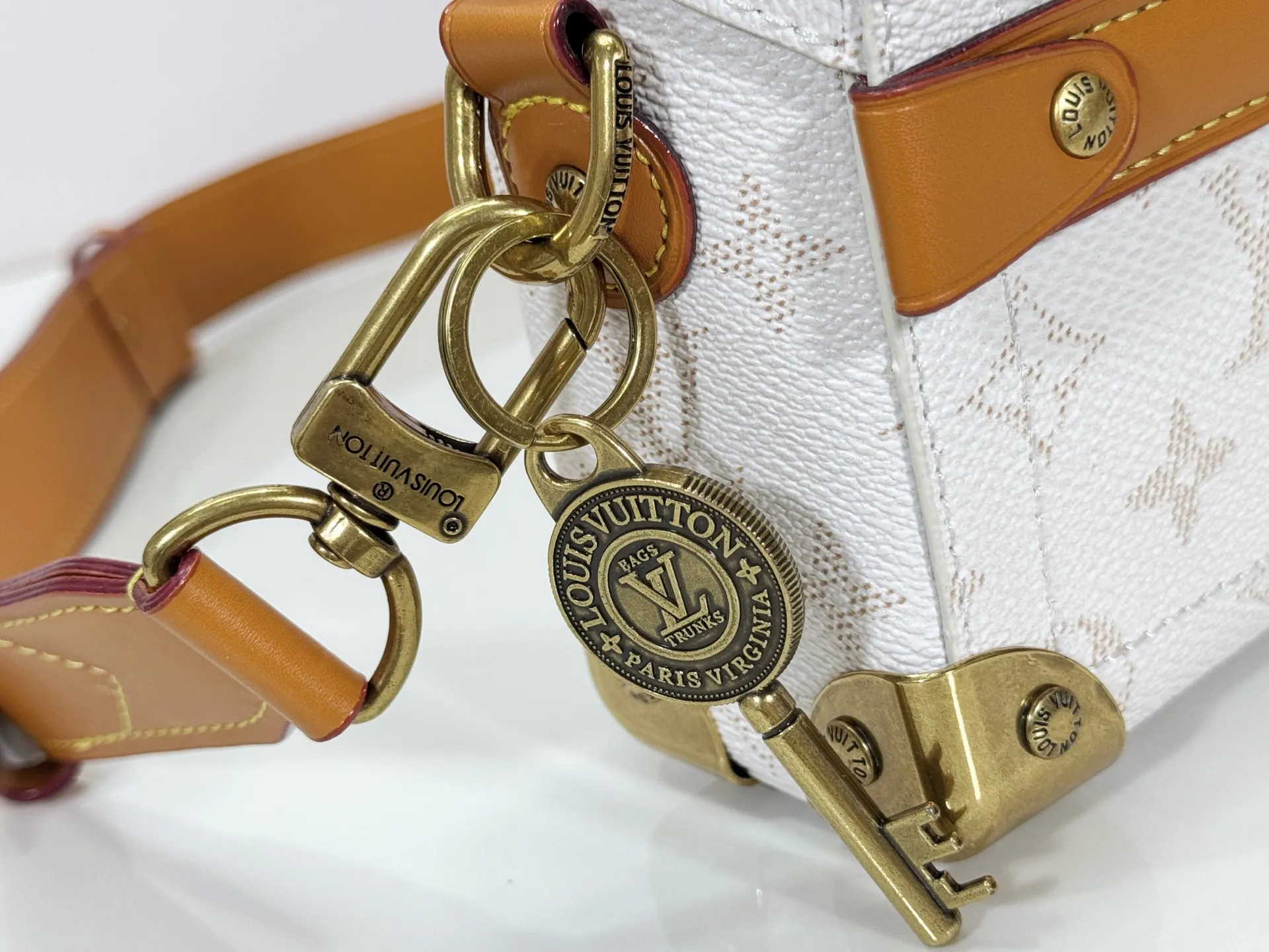 P320 Upgraded Original M15035 M13871 M11743 M11516 M11535 M12686 This Soul Trunk handbag is crafted by Pharrell Williams and is made of flexible LV Colorado cow leather with a grained texture. The Tumbler's magnetic clasp, rivets and top handles harken back to classic hard case elements, while a removable and adjustable shoulder strap completes the sophisticated details. Size: 19x15x7cm