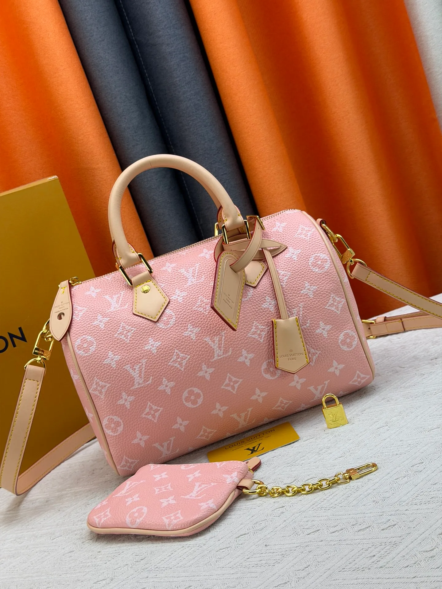 P270 Upgraded original version (with pebbled leather) M13902 M24423 M24424 M24425 M24426 M24443 M11561 M11562 M13912 Speedy Bandoulière 25 handbag is made of cow leather, showing a unique sun-kissed gradient effect. A perfect everyday choice, the Speedy comes with a removable leather storage bag lined with luxurious sheepskin leather. The double handle design combined with the adjustable and detachable shoulder strap provides a variety of carrying methods to easily cope with different occasions. Dimensions: 25.0 x 15.0 x 15.0 cm (length x height x width)