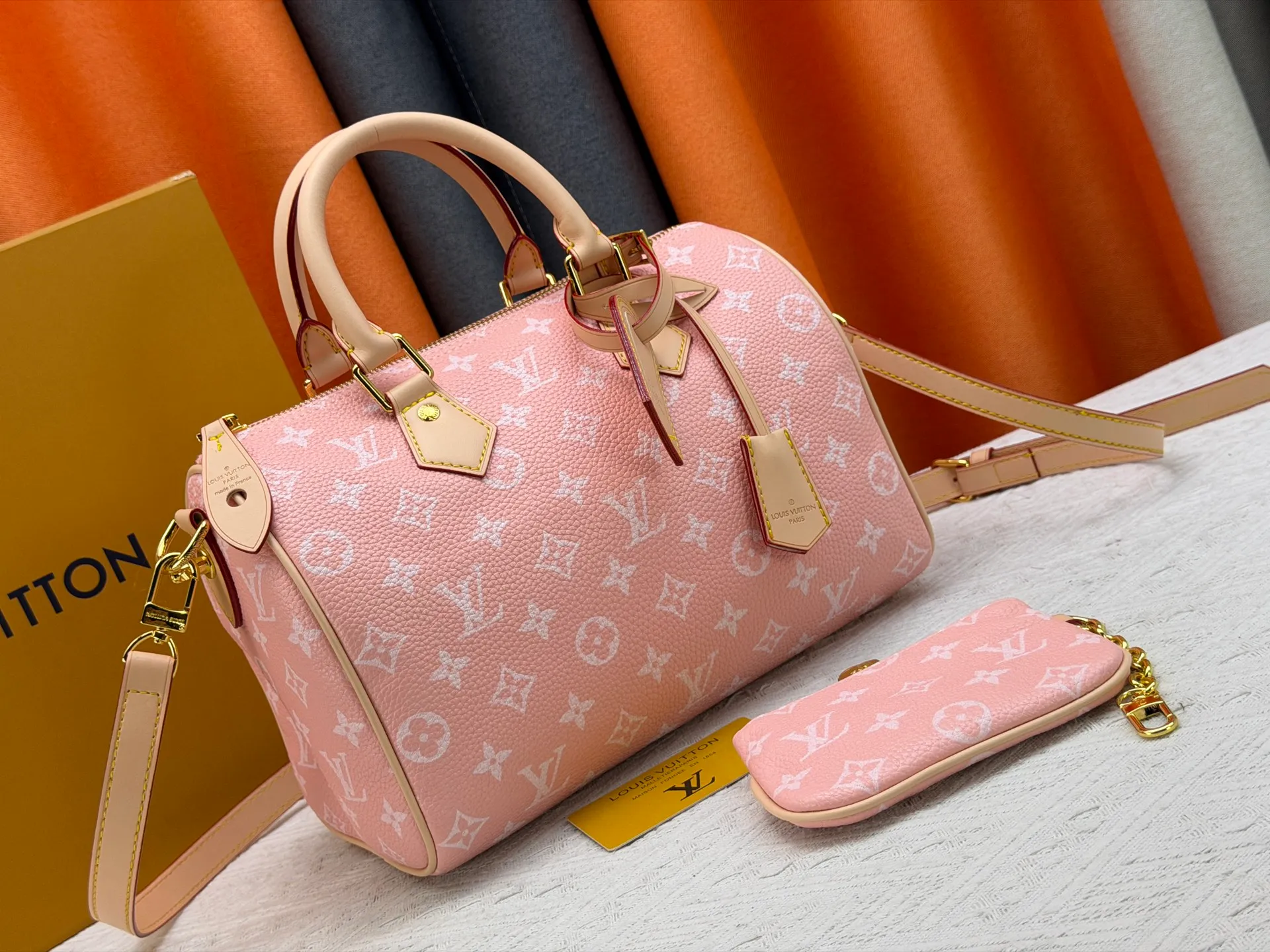 P270 Upgraded original version (with pebbled leather) M13902 M24423 M24424 M24425 M24426 M24443 M11561 M11562 M13912 Speedy Bandoulière 25 handbag is made of cow leather, showing a unique sun-kissed gradient effect. A perfect everyday choice, the Speedy comes with a removable leather storage bag lined with luxurious sheepskin leather. The double handle design combined with the adjustable and detachable shoulder strap provides a variety of carrying methods to easily cope with different occasions. Dimensions: 25.0 x 15.0 x 15.0 cm (length x height x width)