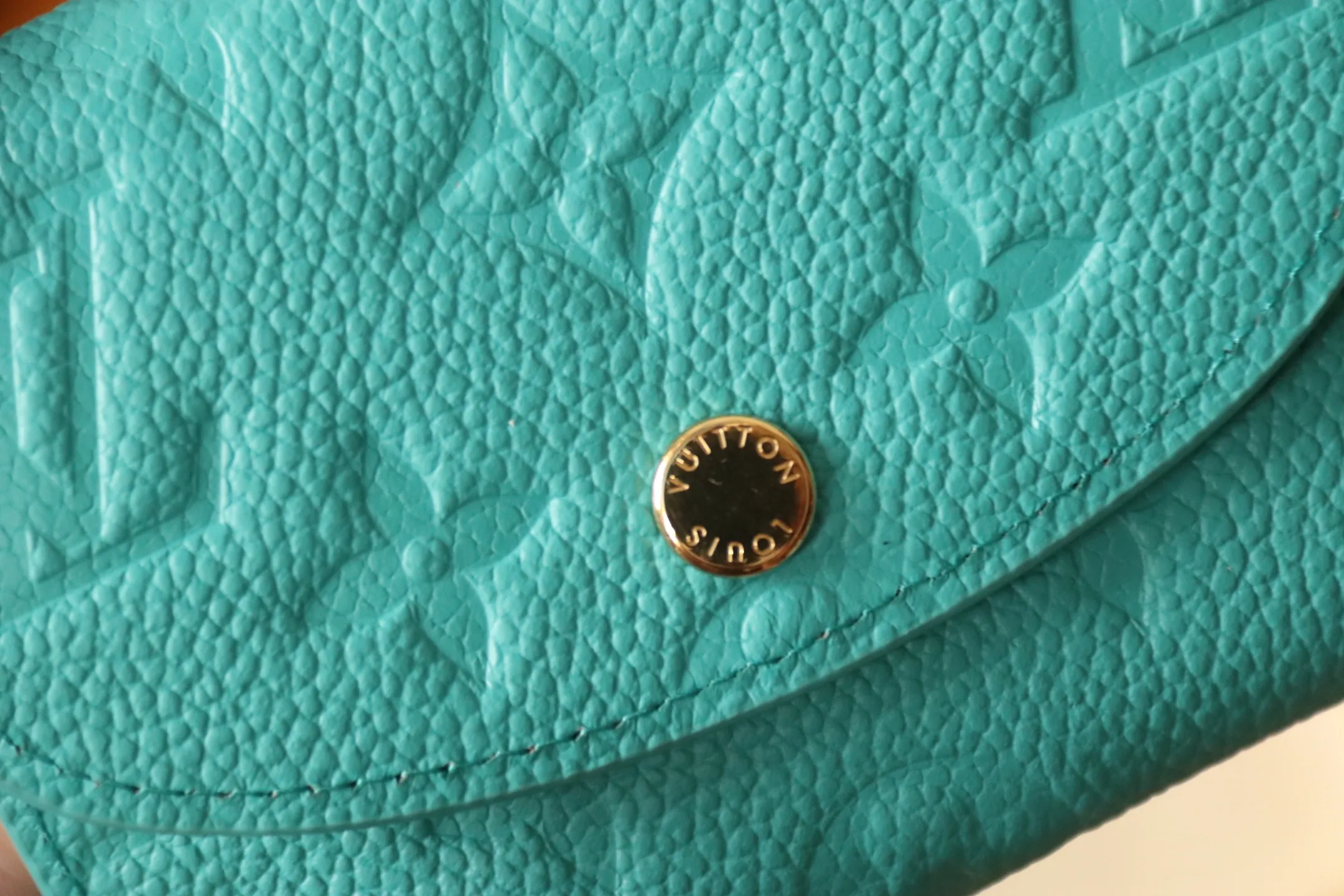M14086 Rose Red 💎P360 [LV x TM Portumone Rosali] m14084 Green m14085 Blue Murakami The fresh tones of the “Louis Vuitton × Murakami” series reinterpret the Monogram Amprant leather that symbolizes the Maison, and adapt the daily necessities into the cheerful atmosphere of “LV × TM Portumone Rosali”. The chic pocket size adorned with the rounded front flap is attractive. The interior, which features a zippered coin compartment, is playfully decorated with a monogram and multi-colored canvas reminiscent of the artist's characteristic rainbow colors.   Dimensions: 11 x 8 x 2.5 cm