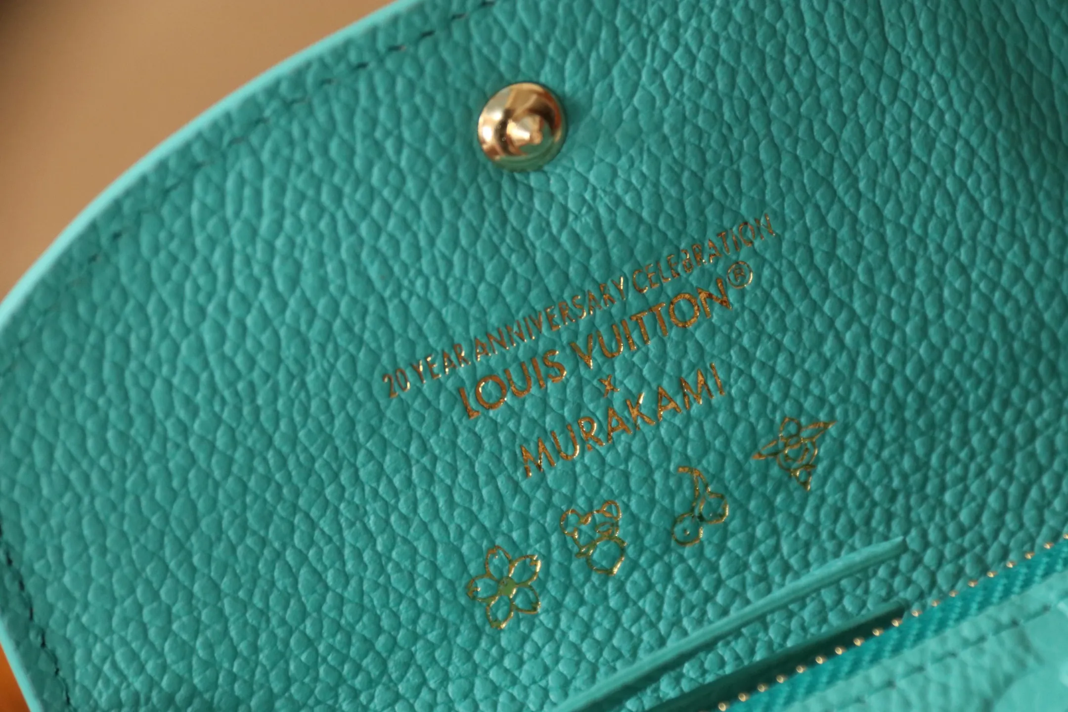 M14086 Rose Red 💎P360 [LV x TM Portumone Rosali] m14084 Green m14085 Blue Murakami The fresh tones of the “Louis Vuitton × Murakami” series reinterpret the Monogram Amprant leather that symbolizes the Maison, and adapt the daily necessities into the cheerful atmosphere of “LV × TM Portumone Rosali”. The chic pocket size adorned with the rounded front flap is attractive. The interior, which features a zippered coin compartment, is playfully decorated with a monogram and multi-colored canvas reminiscent of the artist's characteristic rainbow colors.   Dimensions: 11 x 8 x 2.5 cm