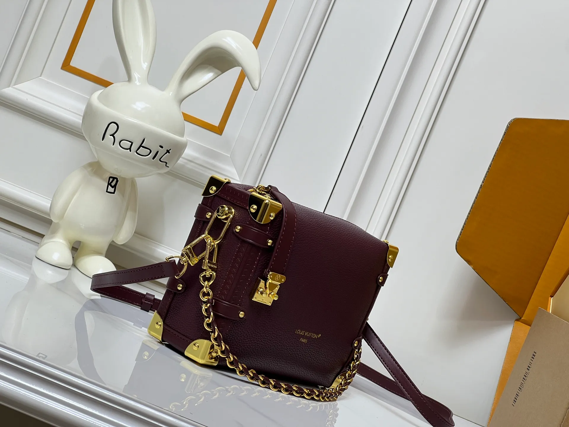 Batch 280💰M15195 M46358 This Side Trunk Vibe handbag reshapes the brand's classic Side Trunk box silhouette with an avant-garde design, which is inspired by Louis Vuitton's traditional travel luggage. Crafted from smooth glossy Vibe textured cow leather, it features a leather-covered rivet frame and metal S-lock closure for a rock-and-roll style. Thanks to the multiple designs of the detachable chain, detachable leather handle and adjustable leather shoulder strap, it provides a variety of carrying options. Dimensions: 23.5x16x8.5cm