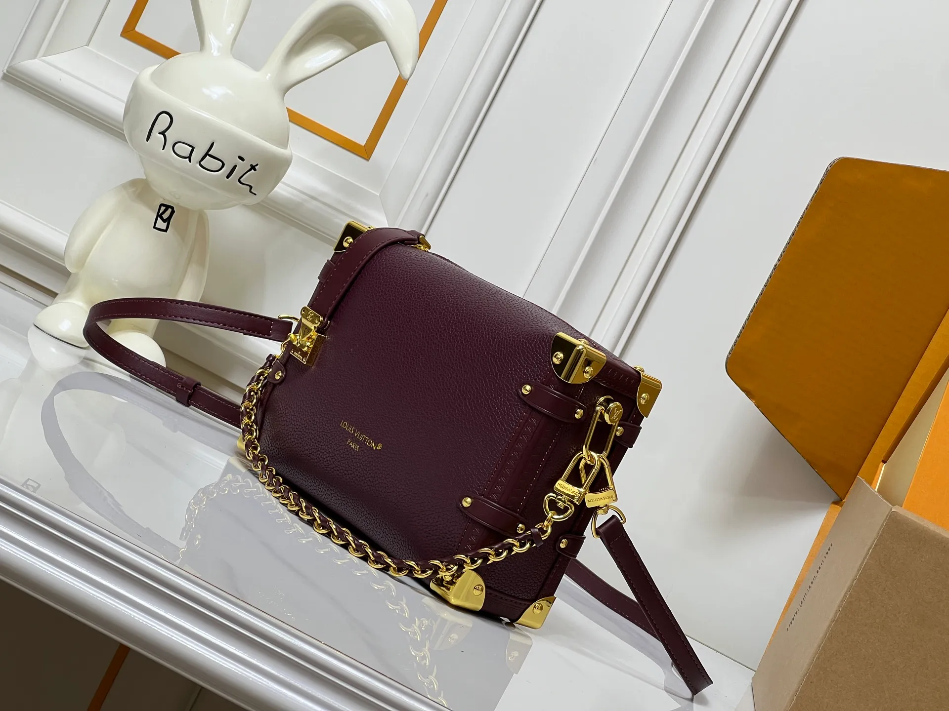 Batch 280💰M15195 M46358 This Side Trunk Vibe handbag reshapes the brand's classic Side Trunk box silhouette with an avant-garde design, which is inspired by Louis Vuitton's traditional travel luggage. Crafted from smooth glossy Vibe textured cow leather, it features a leather-covered rivet frame and metal S-lock closure for a rock-and-roll style. Thanks to the multiple designs of the detachable chain, detachable leather handle and adjustable leather shoulder strap, it provides a variety of carrying options. Dimensions: 23.5x16x8.5cm
