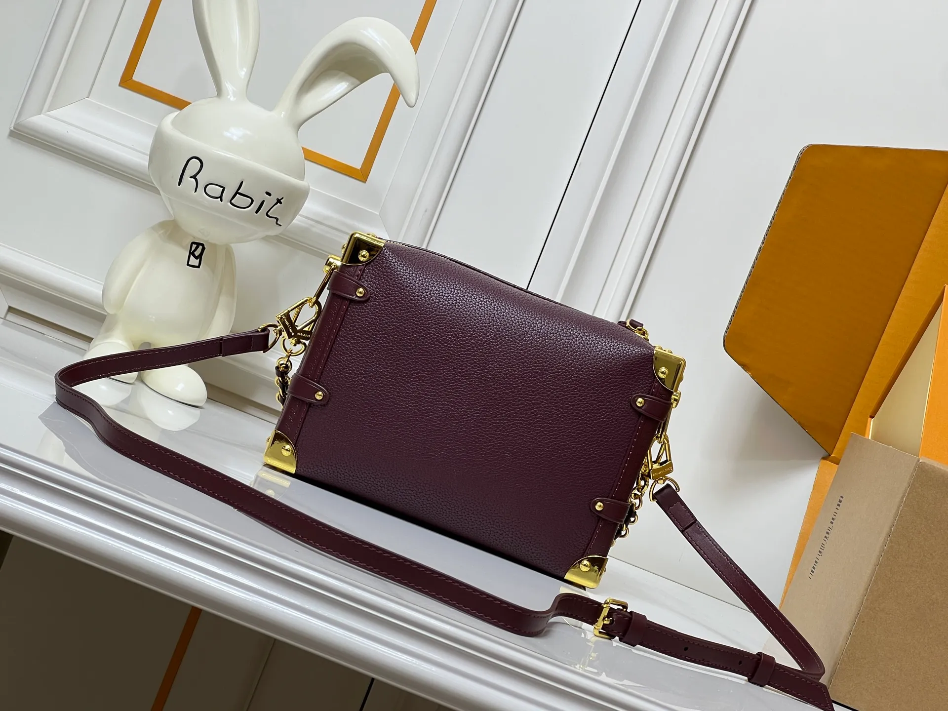 Batch 280💰M15195 M46358 This Side Trunk Vibe handbag reshapes the brand's classic Side Trunk box silhouette with an avant-garde design, which is inspired by Louis Vuitton's traditional travel luggage. Crafted from smooth glossy Vibe textured cow leather, it features a leather-covered rivet frame and metal S-lock closure for a rock-and-roll style. Thanks to the multiple designs of the detachable chain, detachable leather handle and adjustable leather shoulder strap, it provides a variety of carrying options. Dimensions: 23.5x16x8.5cm