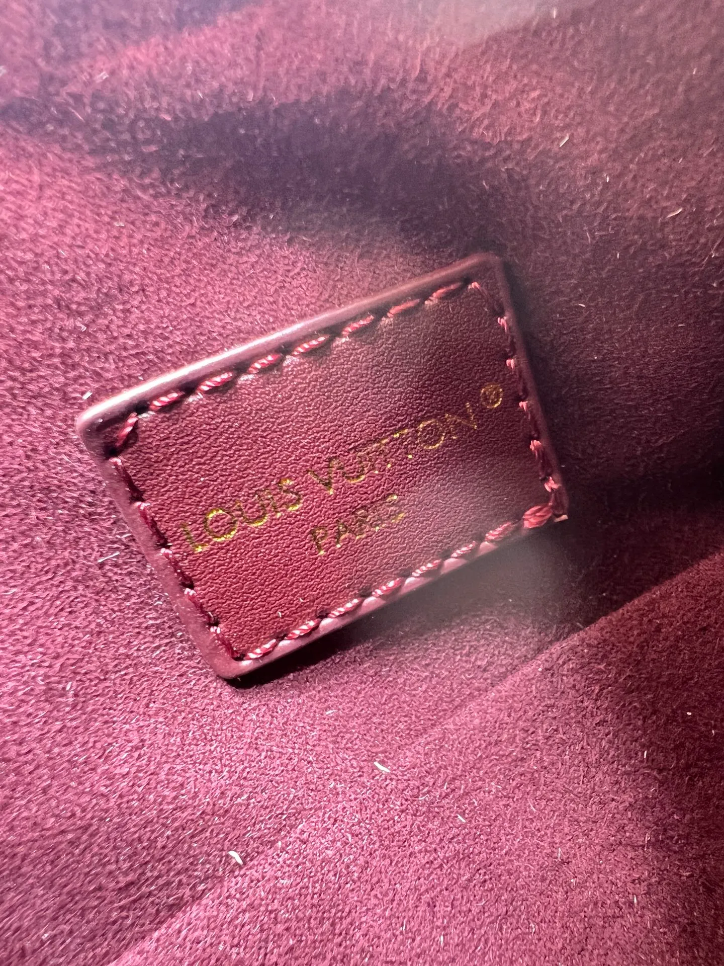 Batch 280💰M15195 M46358 This Side Trunk Vibe handbag reshapes the brand's classic Side Trunk box silhouette with an avant-garde design, which is inspired by Louis Vuitton's traditional travel luggage. Crafted from smooth glossy Vibe textured cow leather, it features a leather-covered rivet frame and metal S-lock closure for a rock-and-roll style. Thanks to the multiple designs of the detachable chain, detachable leather handle and adjustable leather shoulder strap, it provides a variety of carrying options. Dimensions: 23.5x16x8.5cm