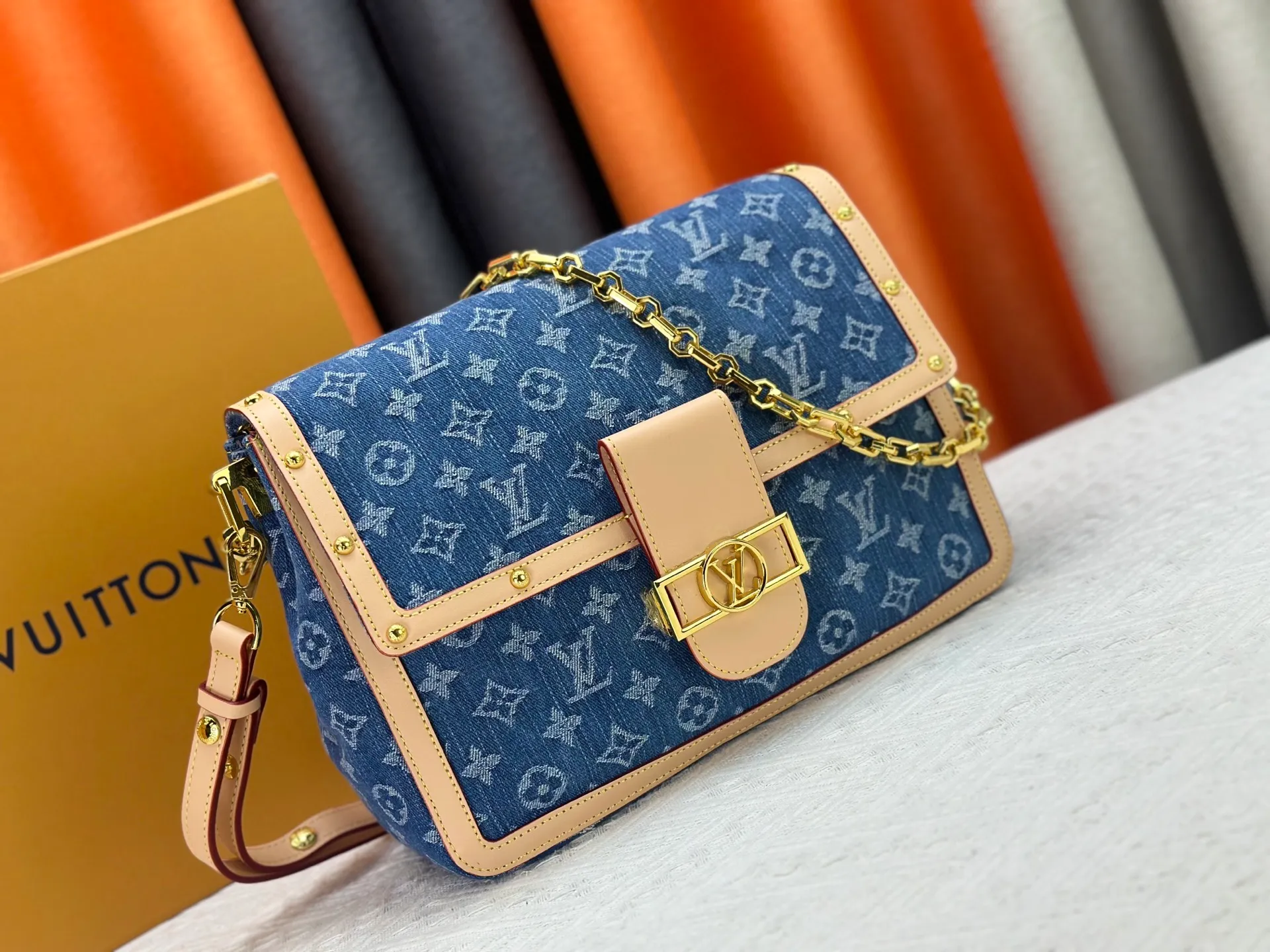 P380 [M13319] M47149 This Dauphine Soft large handbag reinterprets the classic silhouette in Monogram denim. The elegant design is embellished with LV letters, a detachable chain and an adjustable leather shoulder strap, which contrast with the cowhide leather trim. Zippered interior pocket securely stores small items. 20 x 11 x 28 cm (H x W x Length) X900