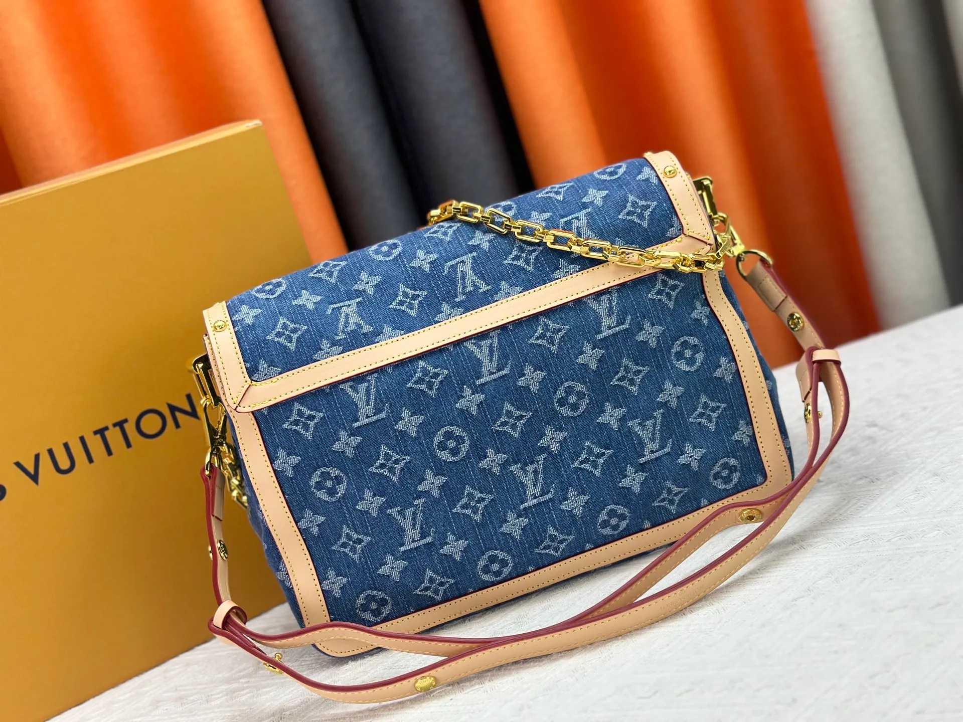 P380 [M13319] M47149 This Dauphine Soft large handbag reinterprets the classic silhouette in Monogram denim. The elegant design is embellished with LV letters, a detachable chain and an adjustable leather shoulder strap, which contrast with the cowhide leather trim. Zippered interior pocket securely stores small items. 20 x 11 x 28 cm (H x W x Length) X900