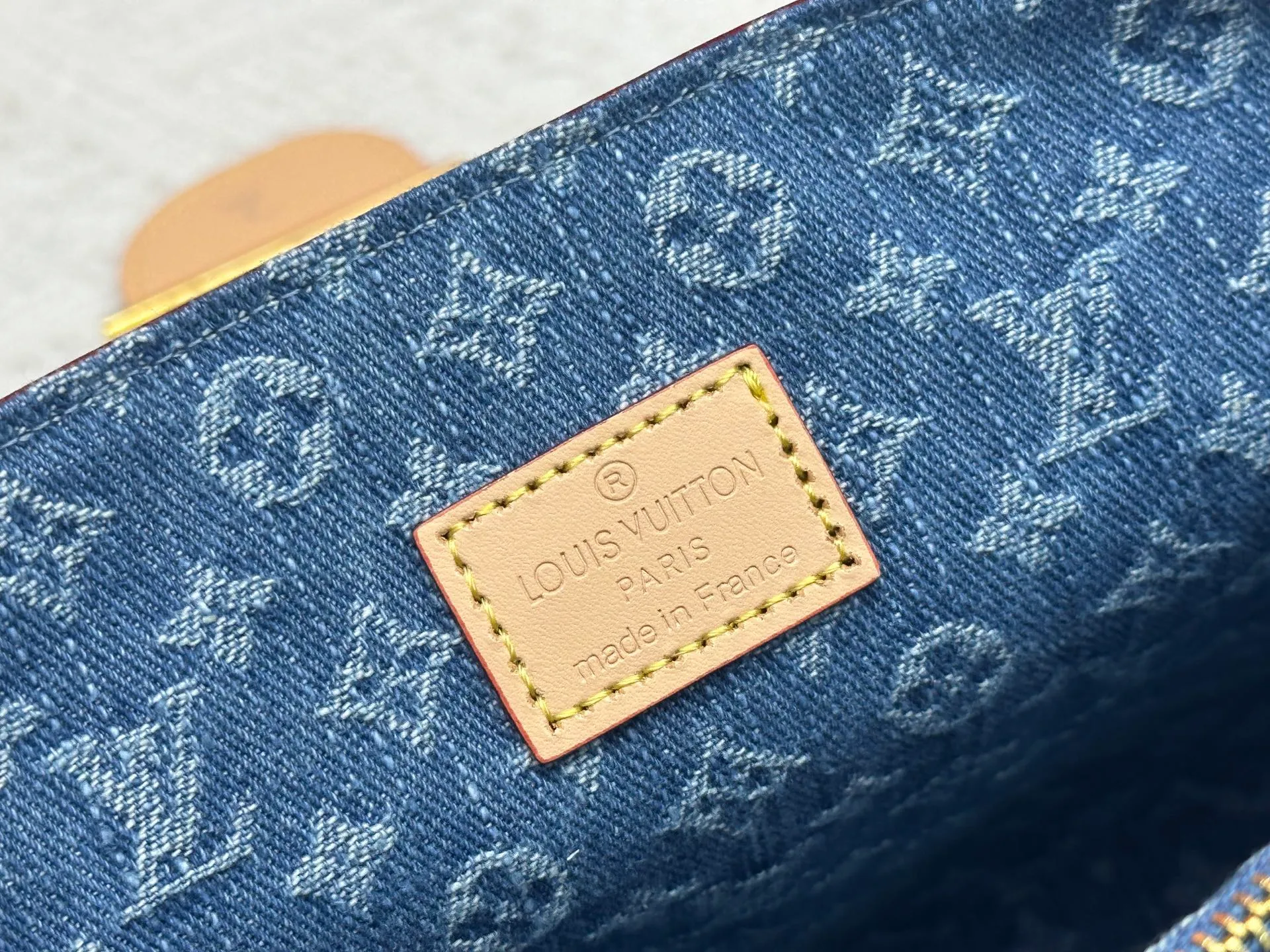 P380 [M13319] M47149 This Dauphine Soft large handbag reinterprets the classic silhouette in Monogram denim. The elegant design is embellished with LV letters, a detachable chain and an adjustable leather shoulder strap, which contrast with the cowhide leather trim. Zippered interior pocket securely stores small items. 20 x 11 x 28 cm (H x W x Length) X900