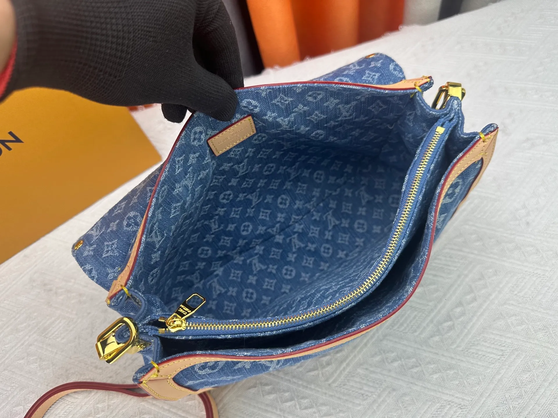 P380 [M13319] M47149 This Dauphine Soft large handbag reinterprets the classic silhouette in Monogram denim. The elegant design is embellished with LV letters, a detachable chain and an adjustable leather shoulder strap, which contrast with the cowhide leather trim. Zippered interior pocket securely stores small items. 20 x 11 x 28 cm (H x W x Length) X900