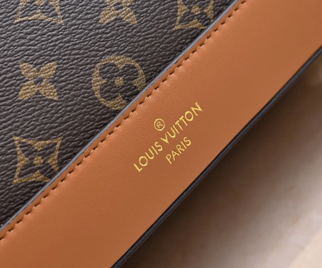 P460 exclusive real shot - upgraded version ‼ ️LV presbyopic leather hand-held crossbody bag, model M68169, with long shoulder strap, 2025 new fashion women's bag shoulder bag presbyopic leather shoulder strap genuine leather handbag, large capacity [strong] size: 28x20x11.5