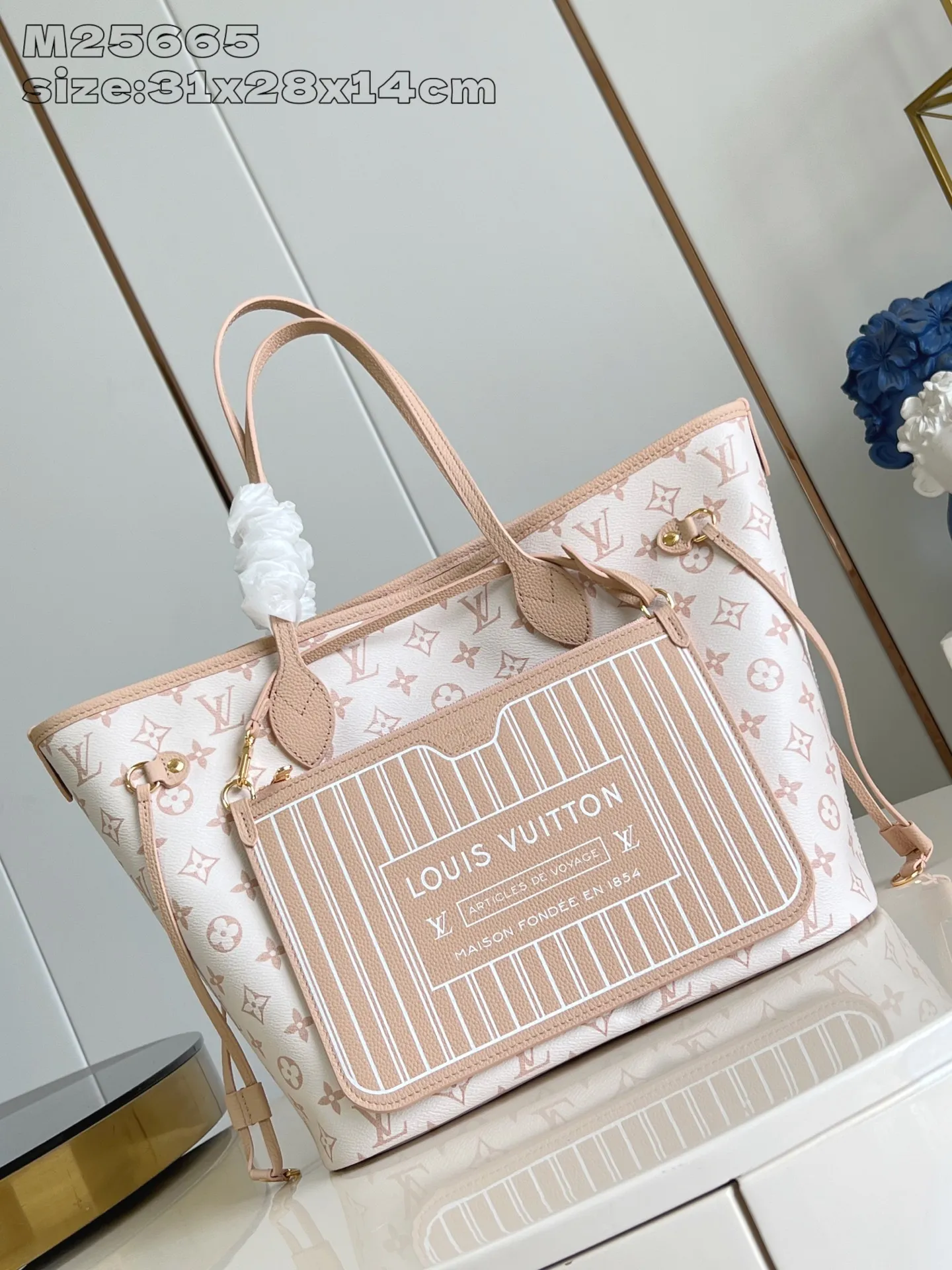 💰1020 Top original in-home real shot M25665] This double-sided design Neverfull Inside Out MM is the perfect bag for work and weekend travel. One side is made of Monogram Dune canvas, and the other side is made of smooth Hazelnut leather, embellished with gold metal parts. The bag is roomy enough to hold a laptop and other daily essentials, and has straps and hooks on the sides for easy adjustment, while a removable zipper organizer can be used to store smaller items. 31 x 28 x 14 cm (length x height x width)