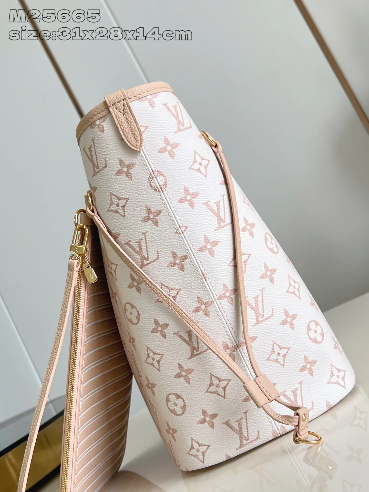 💰1020 Top original in-home real shot M25665] This double-sided design Neverfull Inside Out MM is the perfect bag for work and weekend travel. One side is made of Monogram Dune canvas, and the other side is made of smooth Hazelnut leather, embellished with gold metal parts. The bag is roomy enough to hold a laptop and other daily essentials, and has straps and hooks on the sides for easy adjustment, while a removable zipper organizer can be used to store smaller items. 31 x 28 x 14 cm (length x height x width)