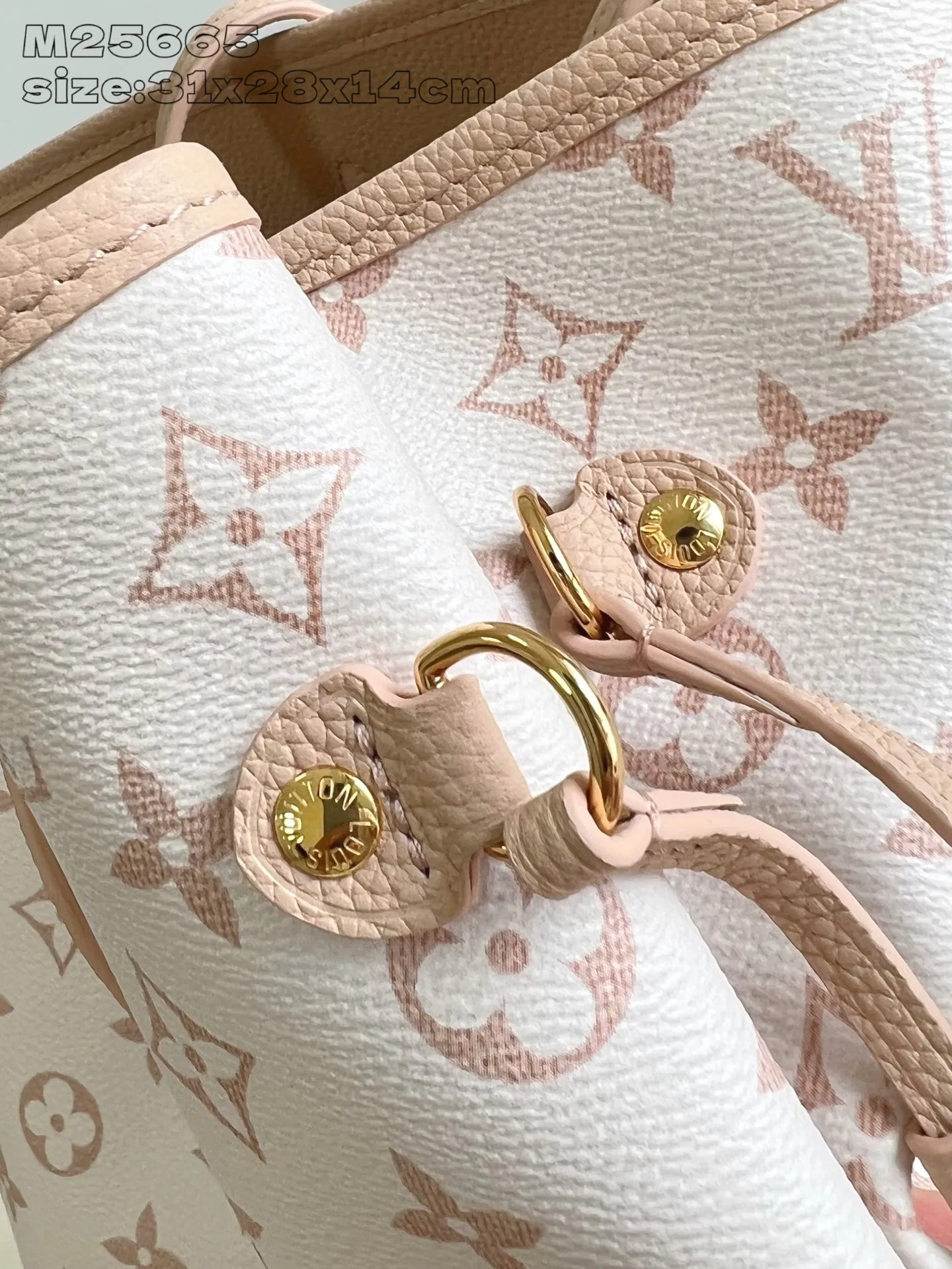 💰1020 Top original in-home real shot M25665] This double-sided design Neverfull Inside Out MM is the perfect bag for work and weekend travel. One side is made of Monogram Dune canvas, and the other side is made of smooth Hazelnut leather, embellished with gold metal parts. The bag is roomy enough to hold a laptop and other daily essentials, and has straps and hooks on the sides for easy adjustment, while a removable zipper organizer can be used to store smaller items. 31 x 28 x 14 cm (length x height x width)