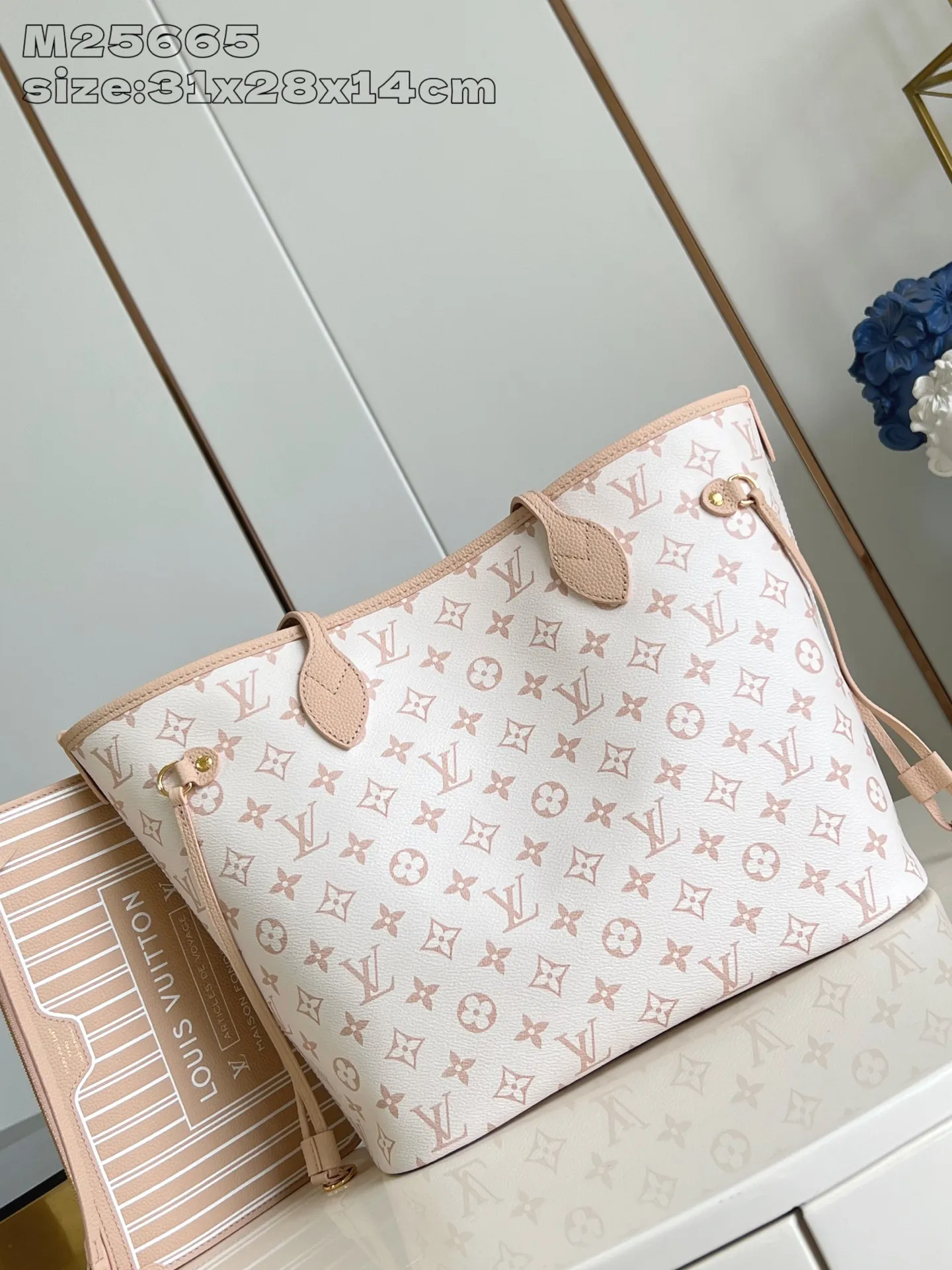 💰1020 Top original in-home real shot M25665] This double-sided design Neverfull Inside Out MM is the perfect bag for work and weekend travel. One side is made of Monogram Dune canvas, and the other side is made of smooth Hazelnut leather, embellished with gold metal parts. The bag is roomy enough to hold a laptop and other daily essentials, and has straps and hooks on the sides for easy adjustment, while a removable zipper organizer can be used to store smaller items. 31 x 28 x 14 cm (length x height x width)