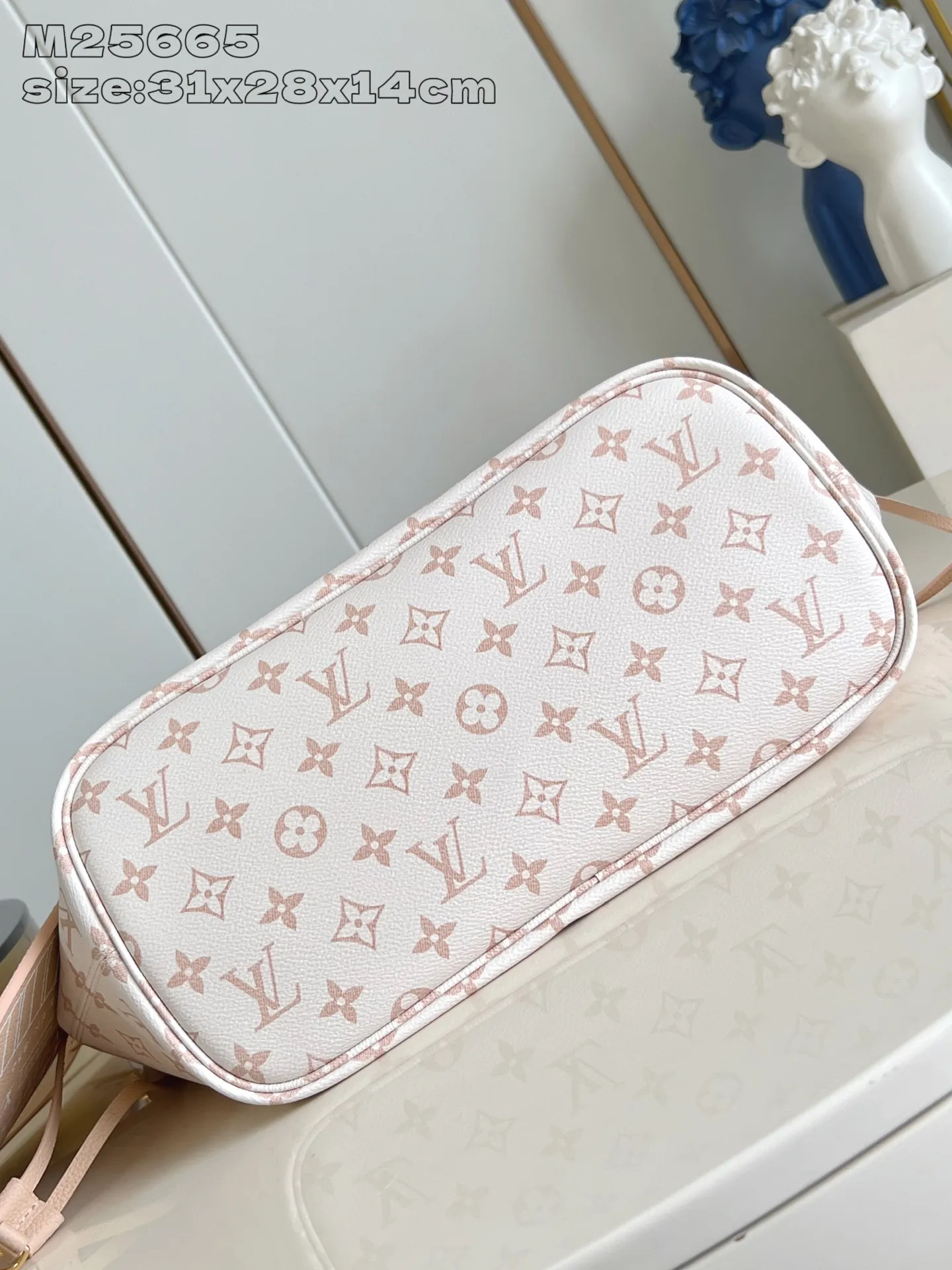 💰1020 Top original in-home real shot M25665] This double-sided design Neverfull Inside Out MM is the perfect bag for work and weekend travel. One side is made of Monogram Dune canvas, and the other side is made of smooth Hazelnut leather, embellished with gold metal parts. The bag is roomy enough to hold a laptop and other daily essentials, and has straps and hooks on the sides for easy adjustment, while a removable zipper organizer can be used to store smaller items. 31 x 28 x 14 cm (length x height x width)