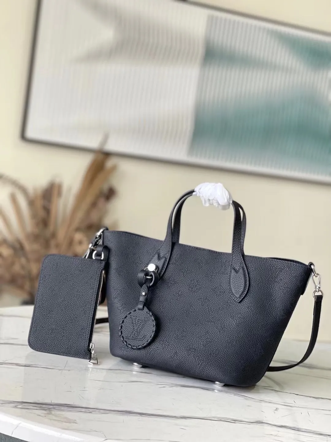💰1060 (top-grain leather) top-quality original M21848 black Blossom small handbag is made of engraved and perforated cow leather, interpreting practical functions in a leisurely style. The inner compartment is equipped with a detachable zipper bag to easily accommodate daily needs; the handle is convenient for carrying by hand or elbow, and the detachable and adjustable shoulder strap adds shoulder and cross-body options. Dimensions: 20 x 20 x 12.5 cm