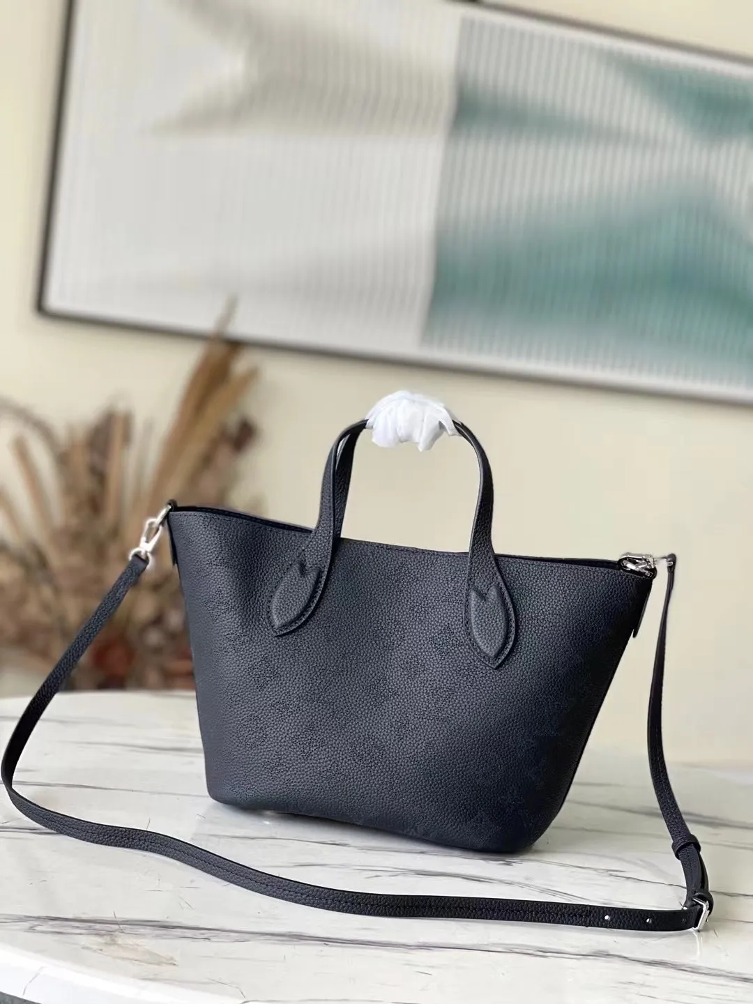 💰1060 (top-grain leather) top-quality original M21848 black Blossom small handbag is made of engraved and perforated cow leather, interpreting practical functions in a leisurely style. The inner compartment is equipped with a detachable zipper bag to easily accommodate daily needs; the handle is convenient for carrying by hand or elbow, and the detachable and adjustable shoulder strap adds shoulder and cross-body options. Dimensions: 20 x 20 x 12.5 cm