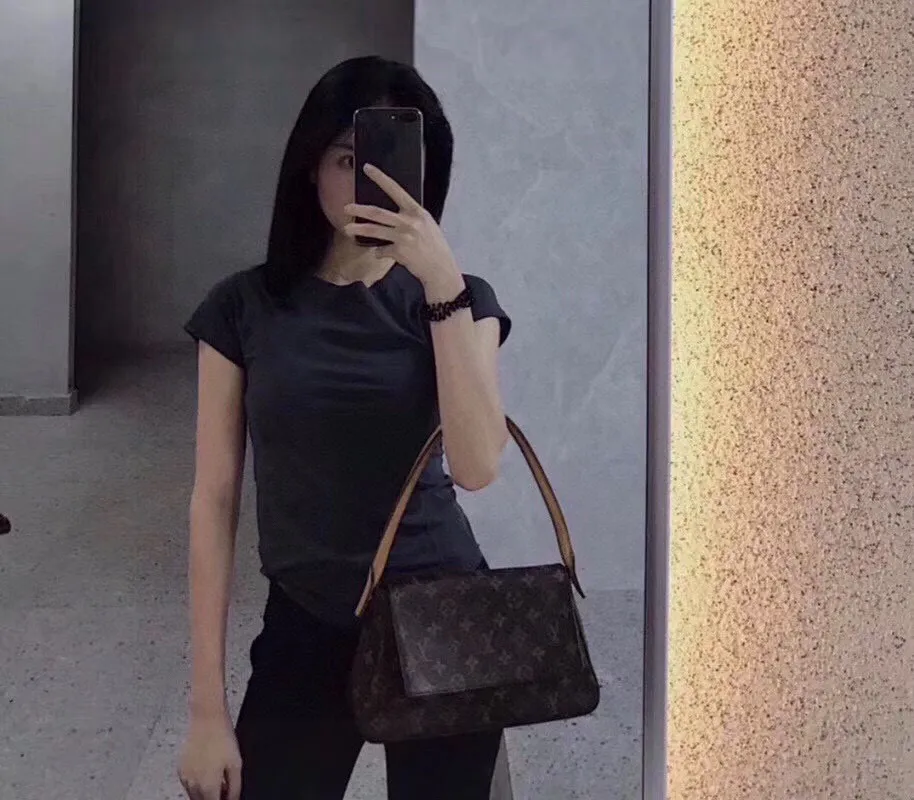 Batch 300💰🔥supermodel bella’s same style🔥🔥LV round handle shoulder bag! 51147 exclusive ⛱️delivery wide shoulder strap! 🔥A very attractive and practical bag! ! looping series A rare round handle shoulder bag from Lvjia! Very chic ❤️❤️ The inside is made of brown cloth, so you won’t be afraid of aging no matter how long you store it! The capacity is sufficient. You can recite the style of a big name in minutes. Size: 28-18-9 without handle