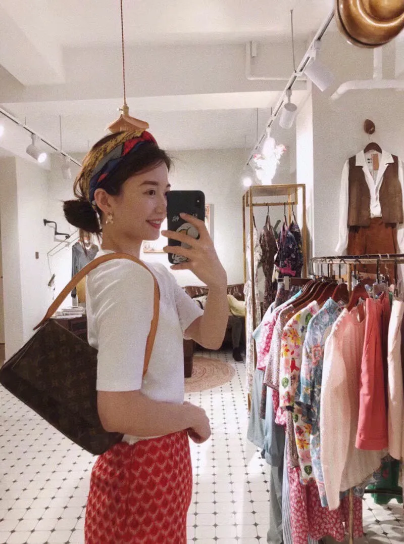 Batch 300💰🔥supermodel bella’s same style🔥🔥LV round handle shoulder bag! 51147 exclusive ⛱️delivery wide shoulder strap! 🔥A very attractive and practical bag! ! looping series A rare round handle shoulder bag from Lvjia! Very chic ❤️❤️ The inside is made of brown cloth, so you won’t be afraid of aging no matter how long you store it! The capacity is sufficient. You can recite the style of a big name in minutes. Size: 28-18-9 without handle