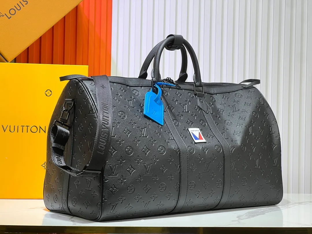 Batch 460💰M41416 This Keepall Sport travel bag is from the 37th America's Cup series and is made of waterproof Monogram Storm canvas embossed with a delicate Monogram pattern. Dynamic colorways, moisture-resistant zippers and LV quick-release buckles echo the nautical style, while a detachable shoulder strap and top handle provide multiple carrying options. Size: 50x29x23cm